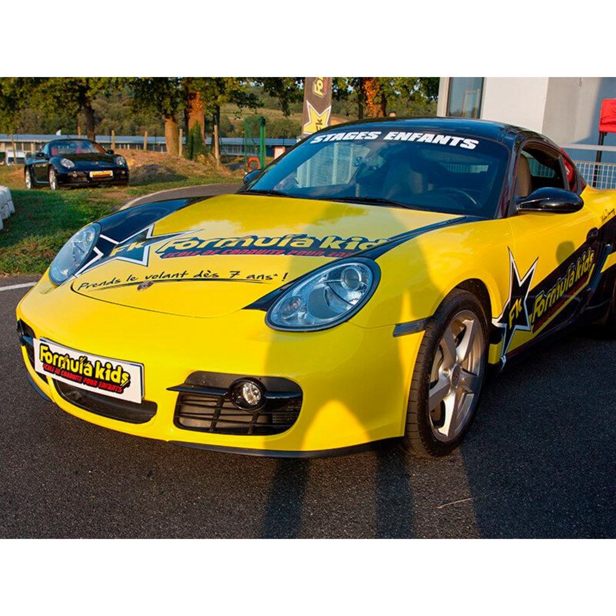 Smartbox Stage pilotage enfant : 12 ou 15 tours de circuit au volant d'une Porsche Cayman - Coffret Cadeau Sport & Aventure