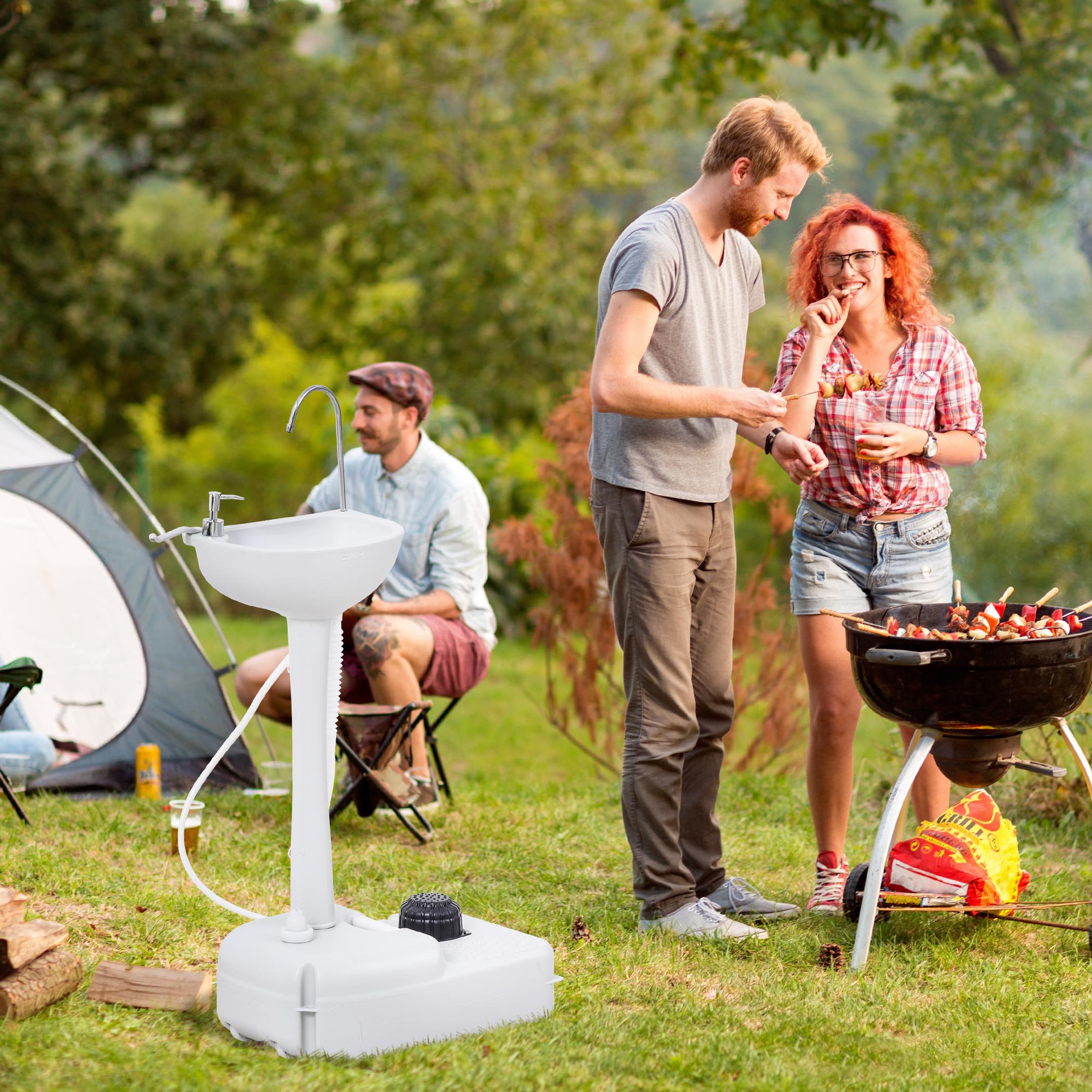 Voir la diapositive 2 : OUTSUNNY Évier à main portable jardin extérieur camping voyager avec porte-serviette réservoir d'eau 17l pompe à pied 51 x 33,5 x 103 cm gris