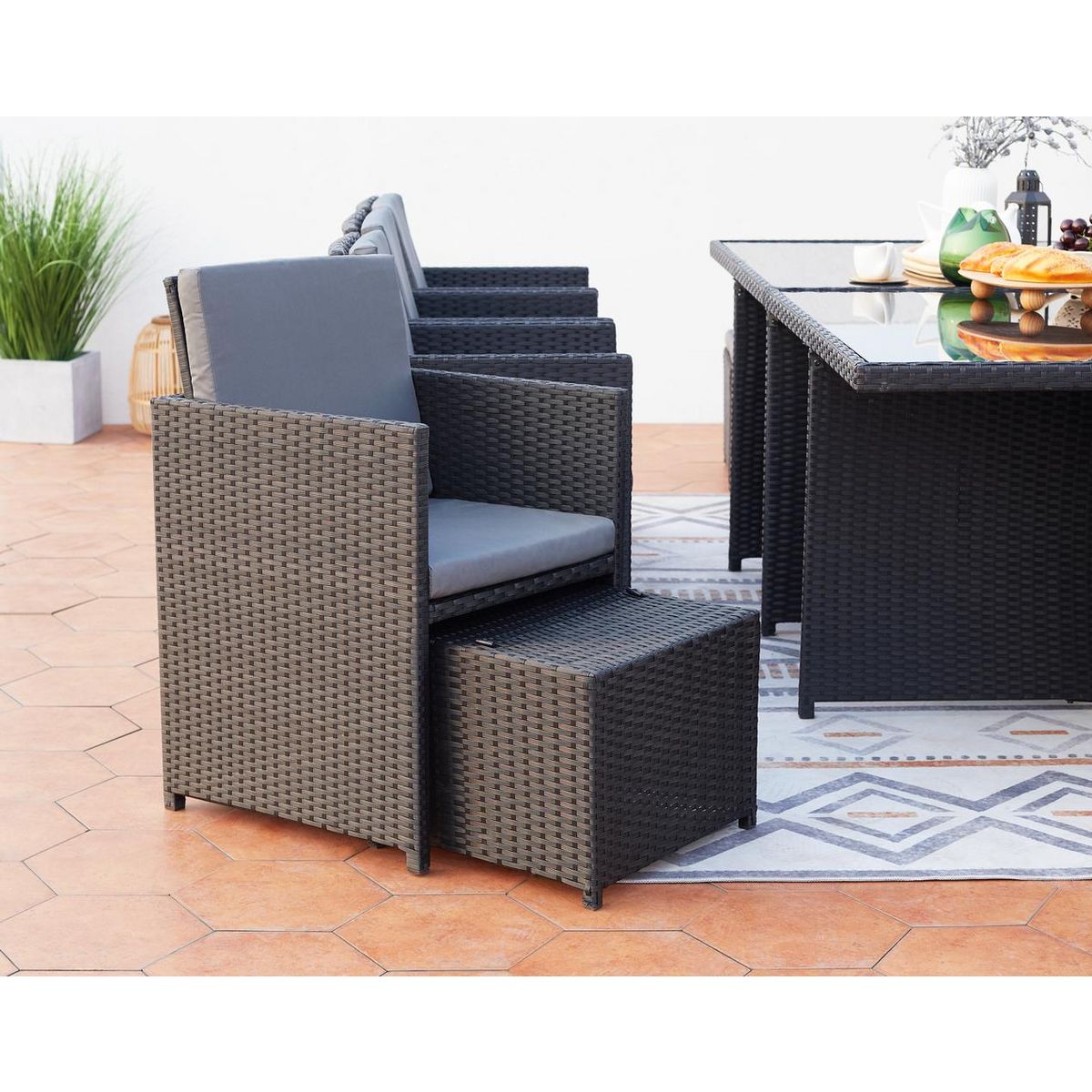 CONCEPT USINE Table et chaises 12 places encastrables en résine noir-gris MONACO