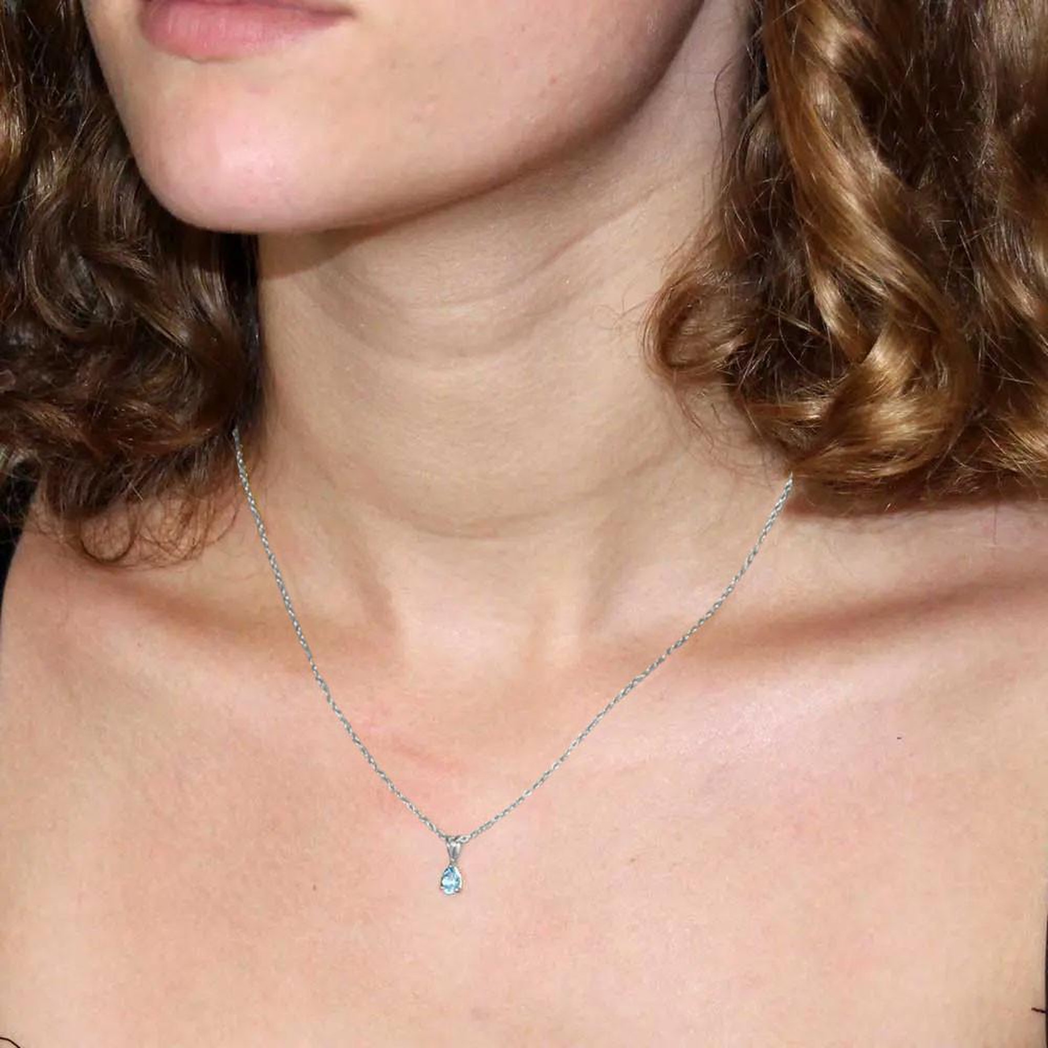Voir la diapositive 2 : L'ATELIER D'AZUR Collier - Pendentif Or Blanc Topaze Bleue Goutte - Femme