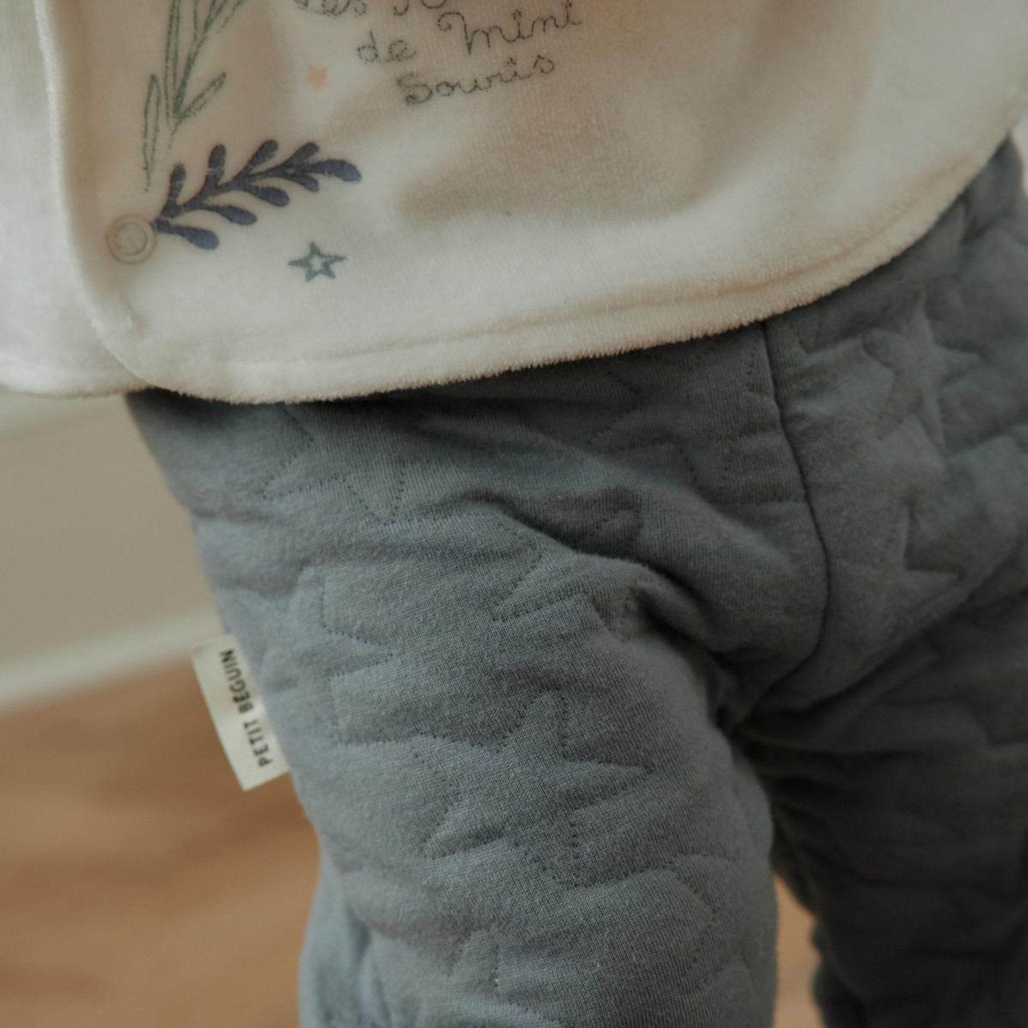 Voir la diapositive 6 : Petit Béguin Ensemble bébé gilet en velours et pantalon en coton matelassé Rêverie