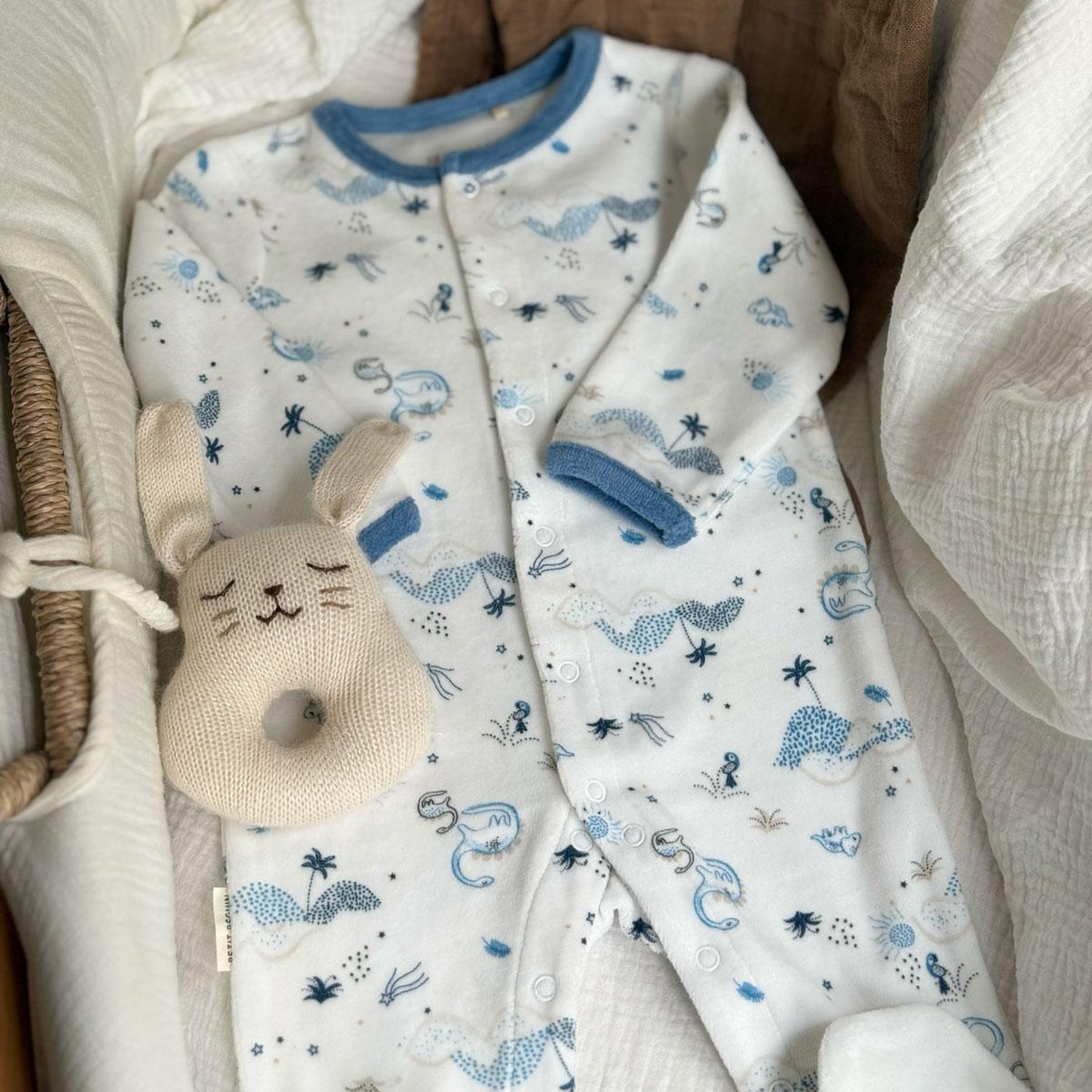 Voir la diapositive 5 : Petit Béguin Pyjama bébé en velours dune valley
