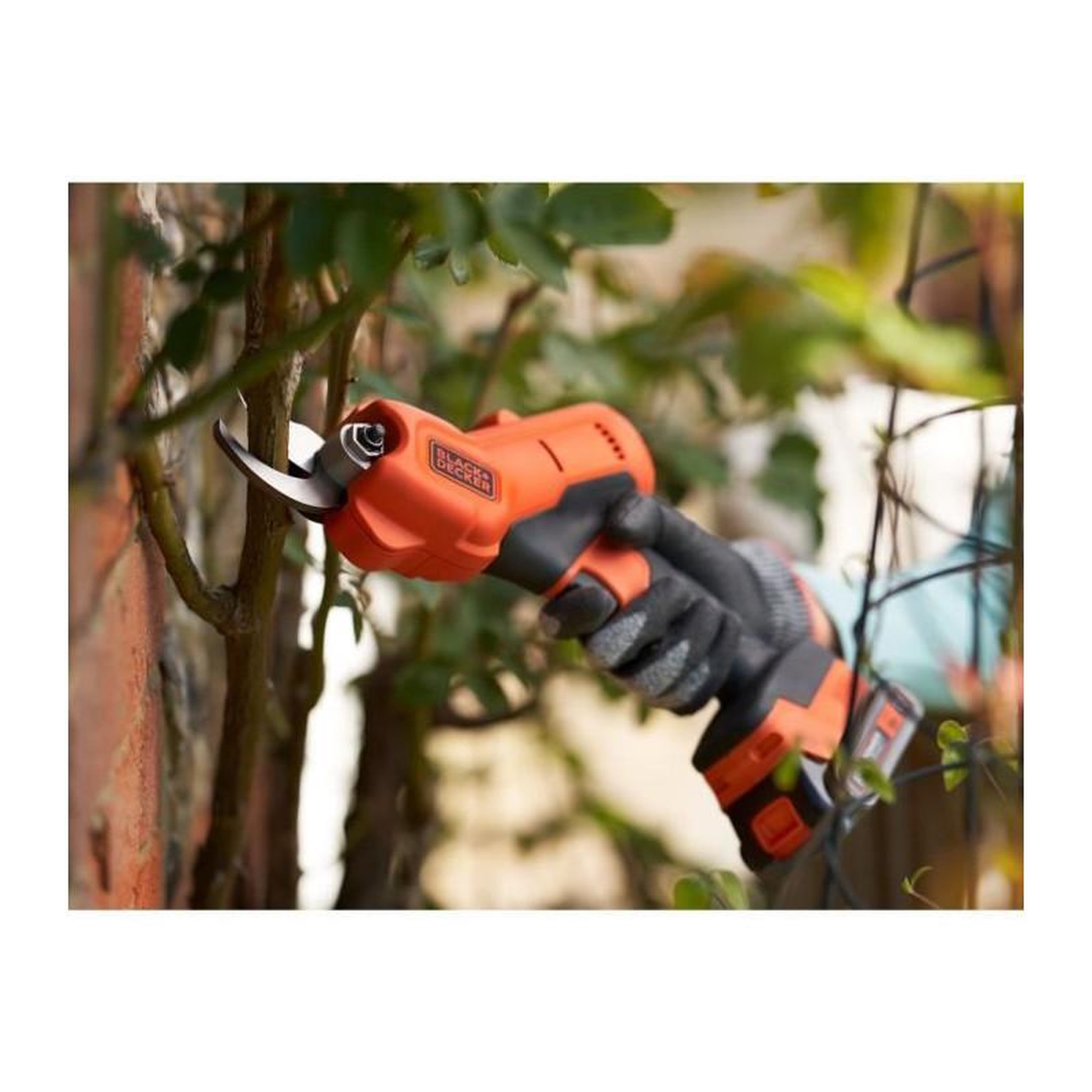 Voir la diapositive 5 : Black et Decker Sécateur BLACK+DECKER - Batterie Lithium 18V 2Ah - Capacité de coupe 25mm - Gâchette de sécurité