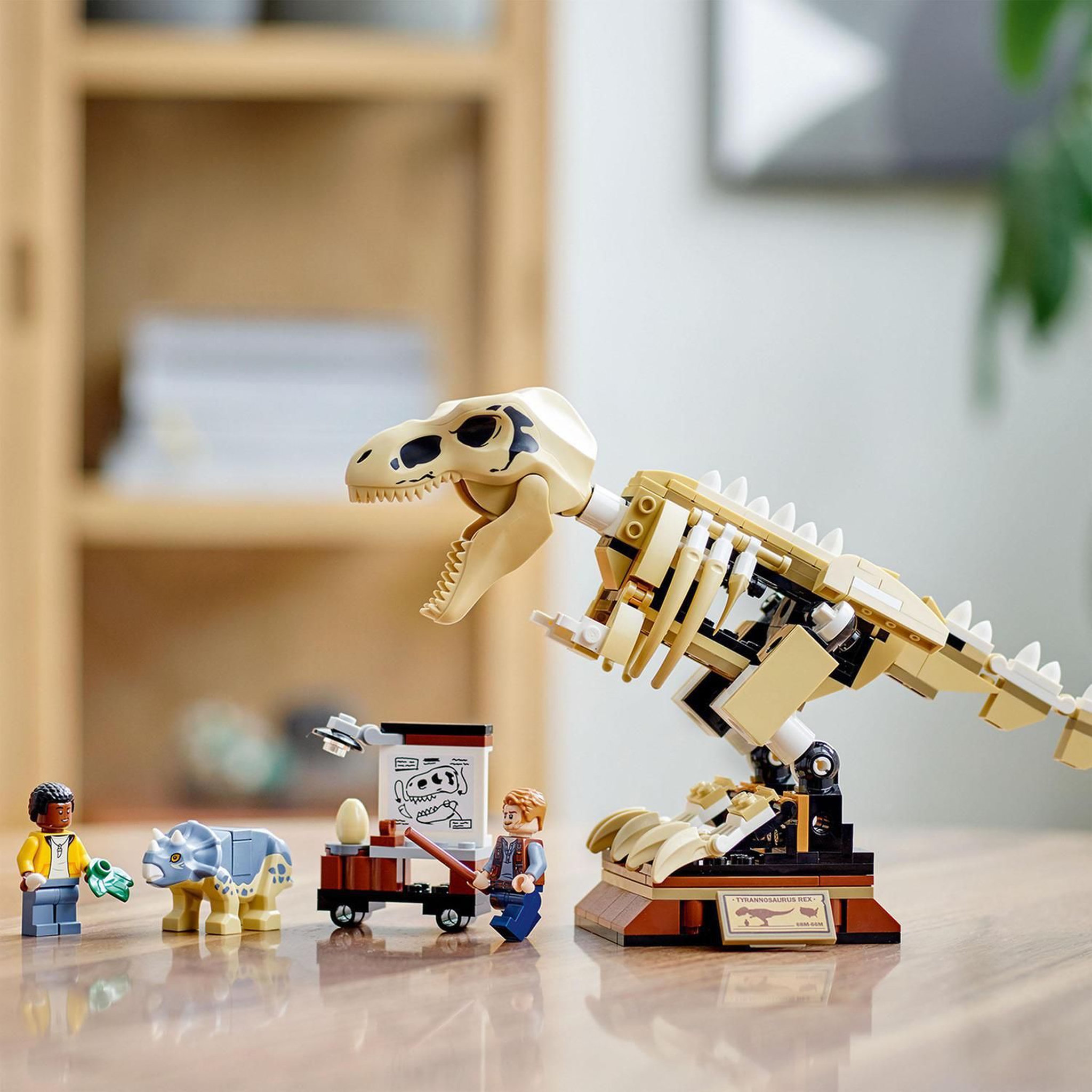 Voir la diapositive 6 : LEGO Jurassic World 76940 L&rsquo;Exposition du Fossile du T. Rex