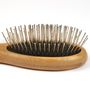 Voir la diapositive 2 : Paris Prix Brosse de Toilettage Bambou  Picots Perles  22cm Naturel