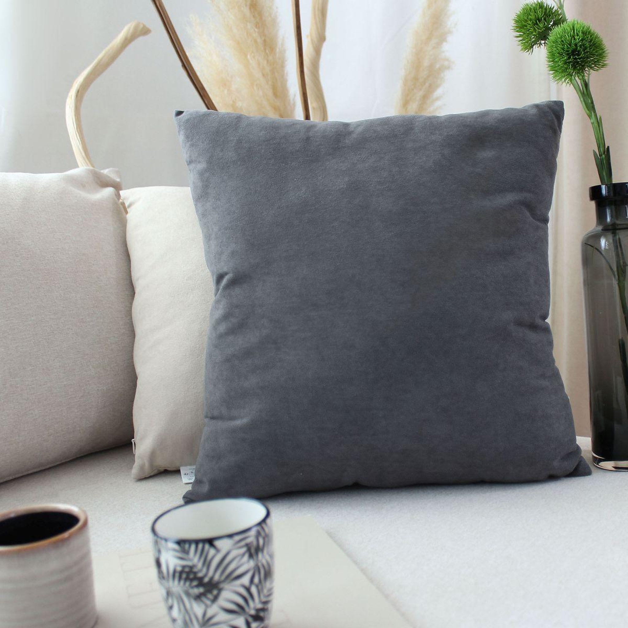 Voir la diapositive 2 : ENJOY HOME Coussin déco en velours  câlin  40x40cm gris foncé