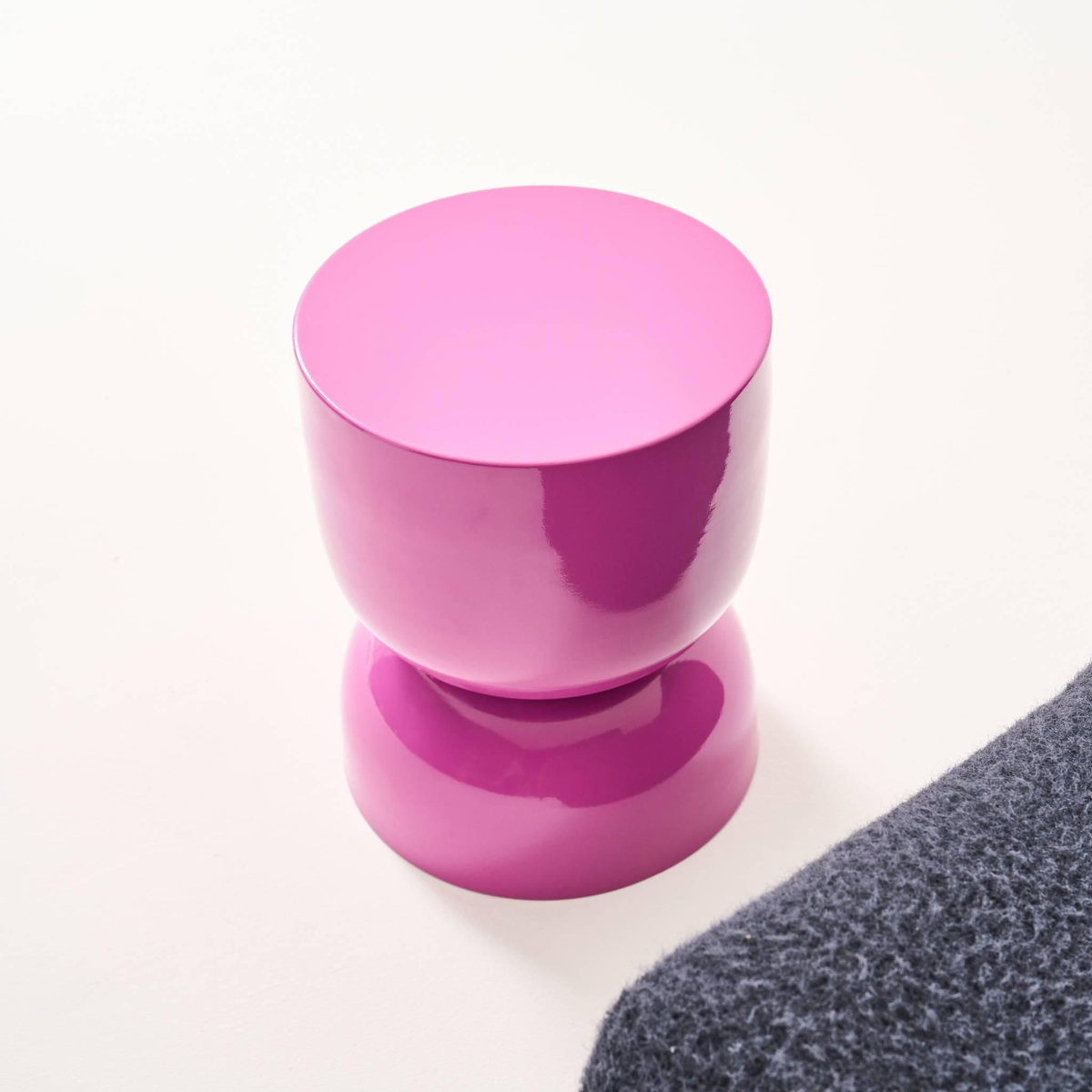 SWEEEK Table d'appoint. bout de canapé. table de chevet en métal effet glossy rose Madi Ø32 x H 42cm