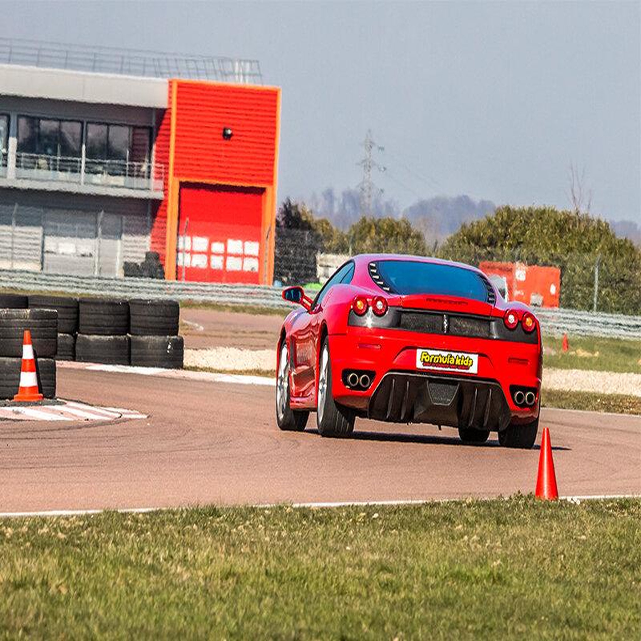 Voir la diapositive 4 : Smartbox Stage pilotage enfant : 8 ou 10 tours de circuit au volant d'une Ferrari F430 - Coffret Cadeau Sport & Aventure