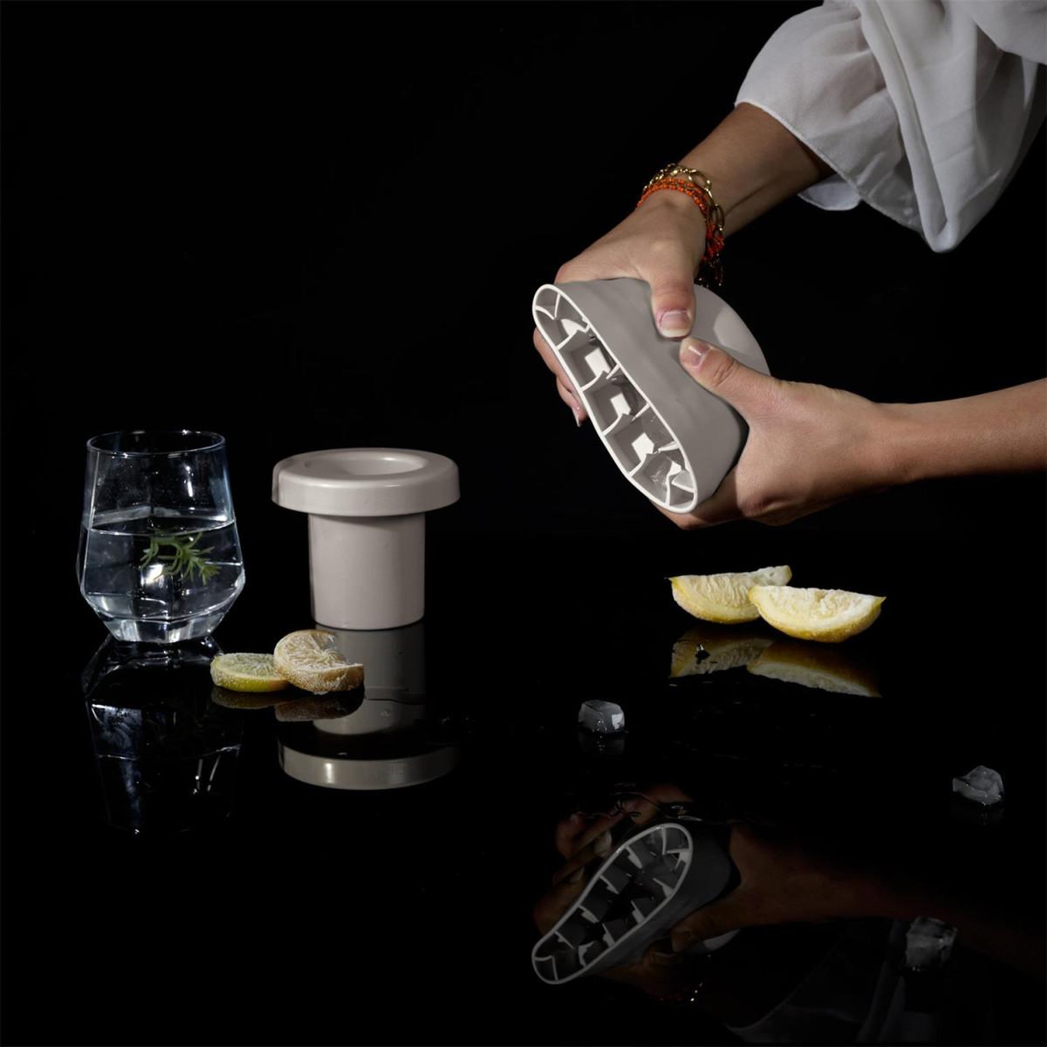 Voir la diapositive 4 : COOK CONCEPT Moule à mini glaçons  60 cubes  9cm beige