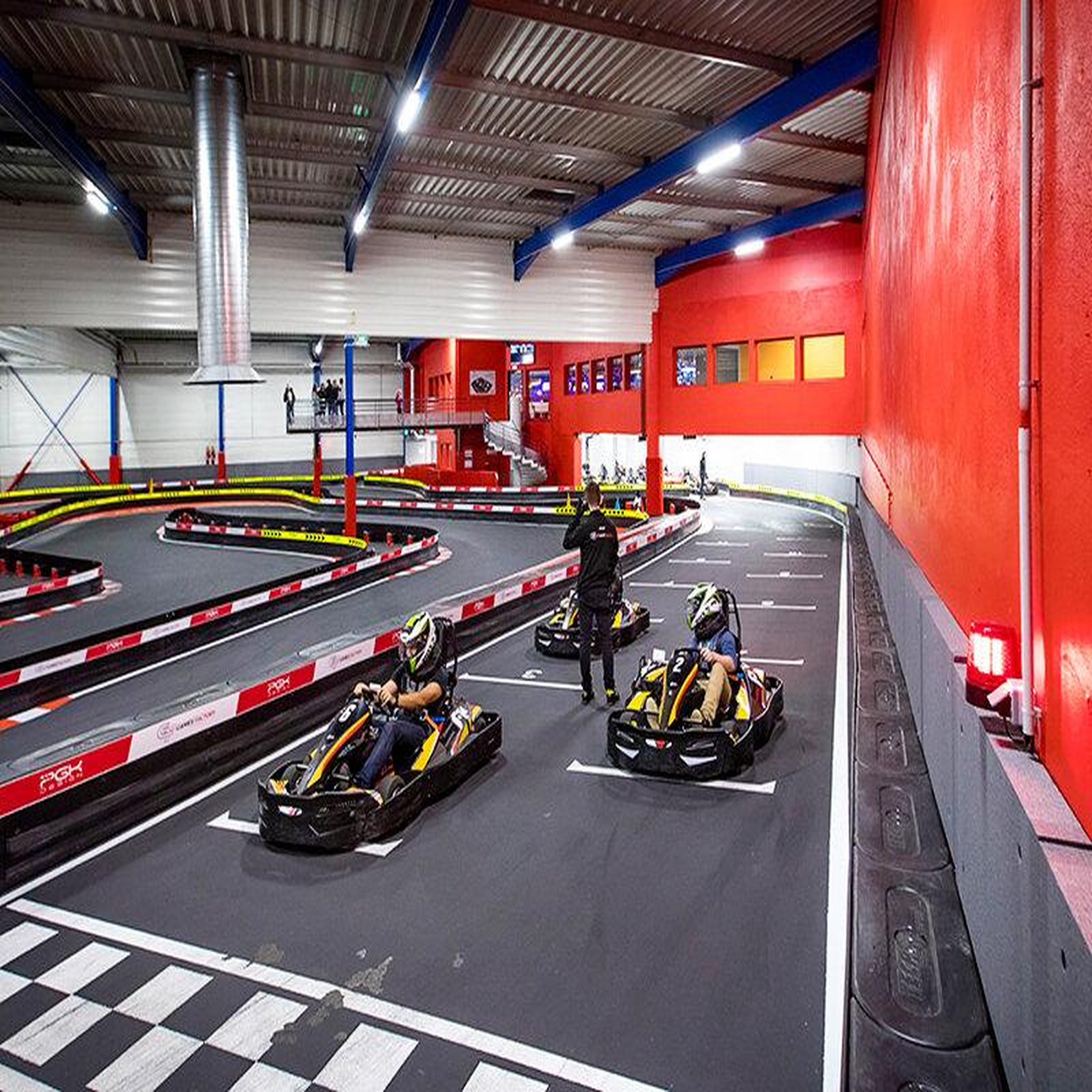 Voir la diapositive 3 : Smartbox 4 sessions de karting pour participer au red bull kart fight - coffret cadeau sport & aventure