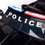 Voir la diapositive 5 : PLAY4FUN Voiture de police électrique 2x 30W - marche AV/AR, Gyrophares et Mégaphone