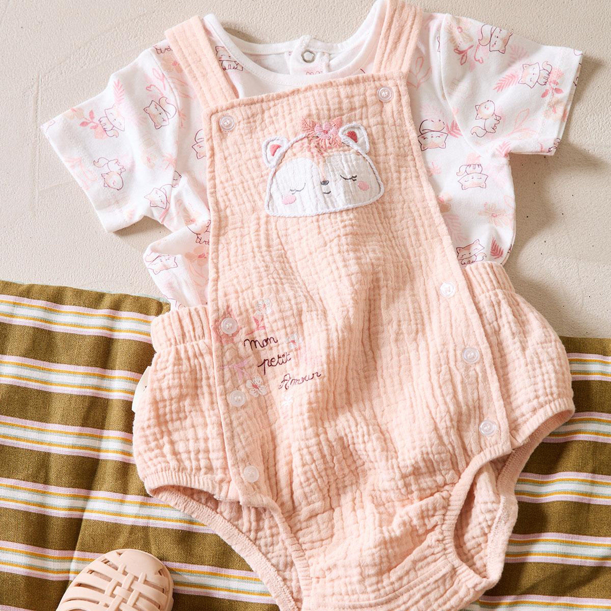 Voir la diapositive 6 : Petit Béguin Ensemble salopette bébé en gaze de coton et t-shirt louison