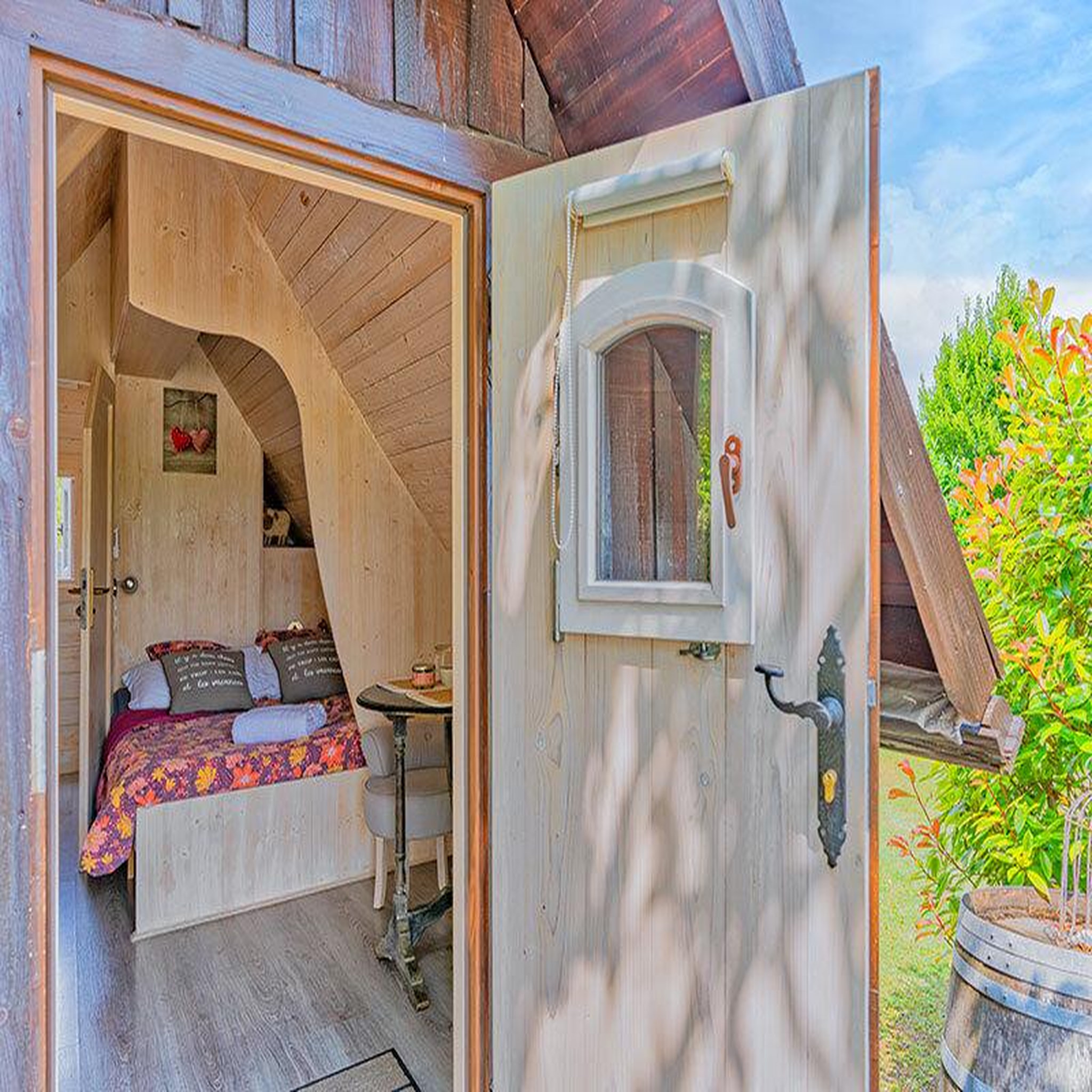 Voir la diapositive 3 : Smartbox 2 jours insolites en cabane au milieu des vignes près d'angoulême - coffret cadeau séjour
