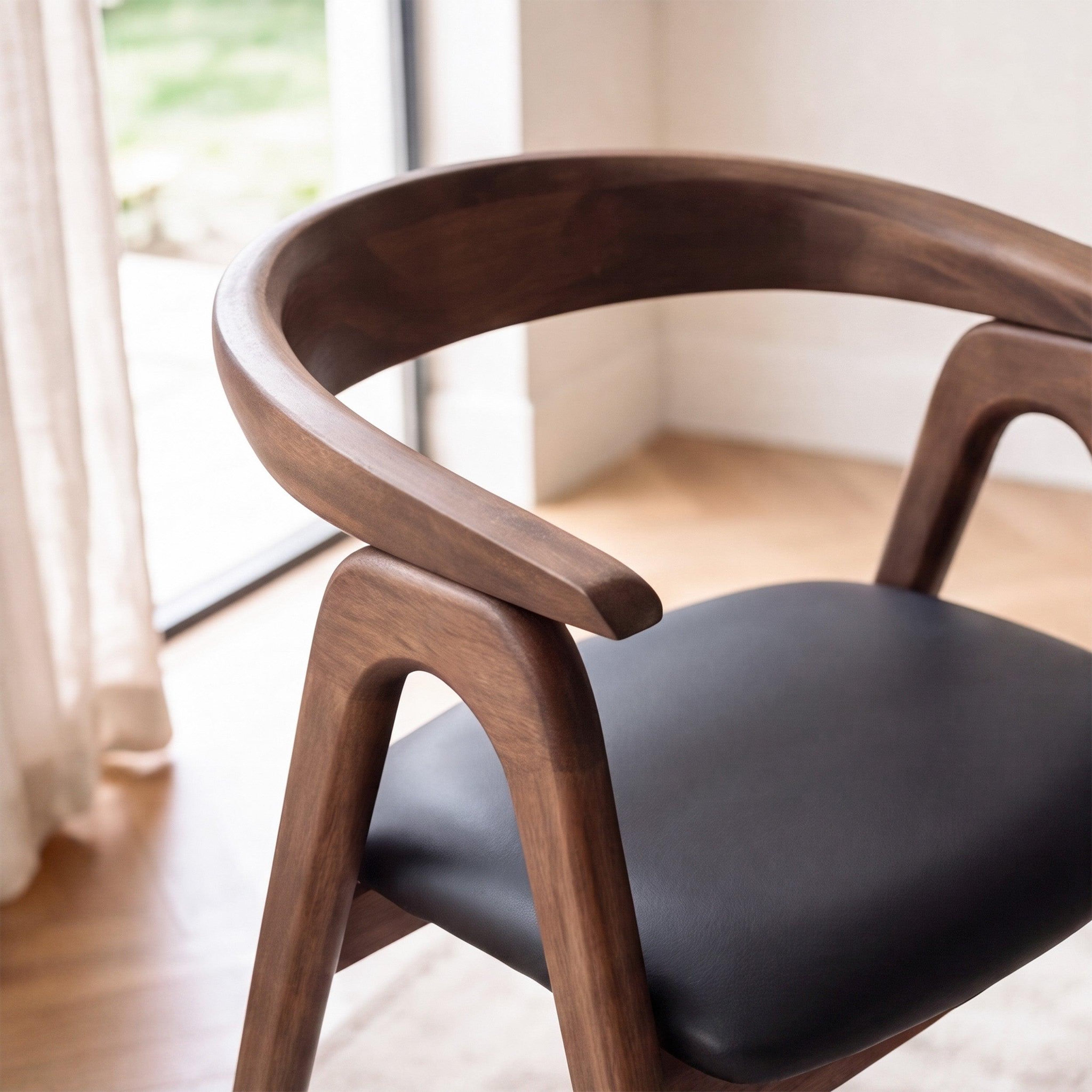 Voir la diapositive 6 : MAISON PAVANE Chaise en bois d'hévéa marron et cuir synthétique noir-hawa