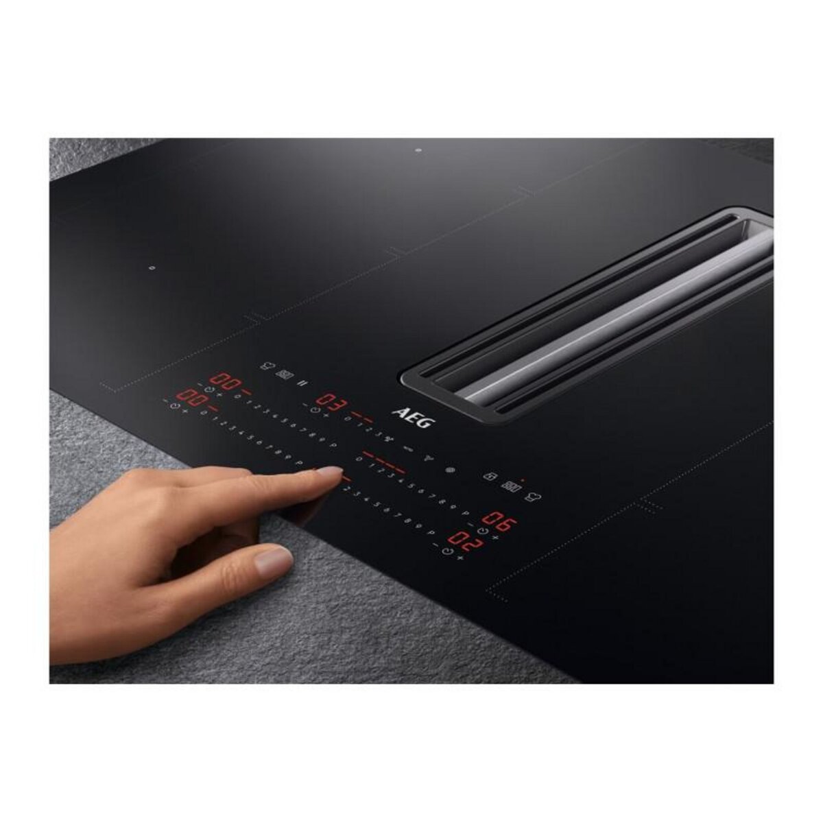 AEG Plaque induction Aeg CCE84779CB + HOTTE INTEGREE Recyclage