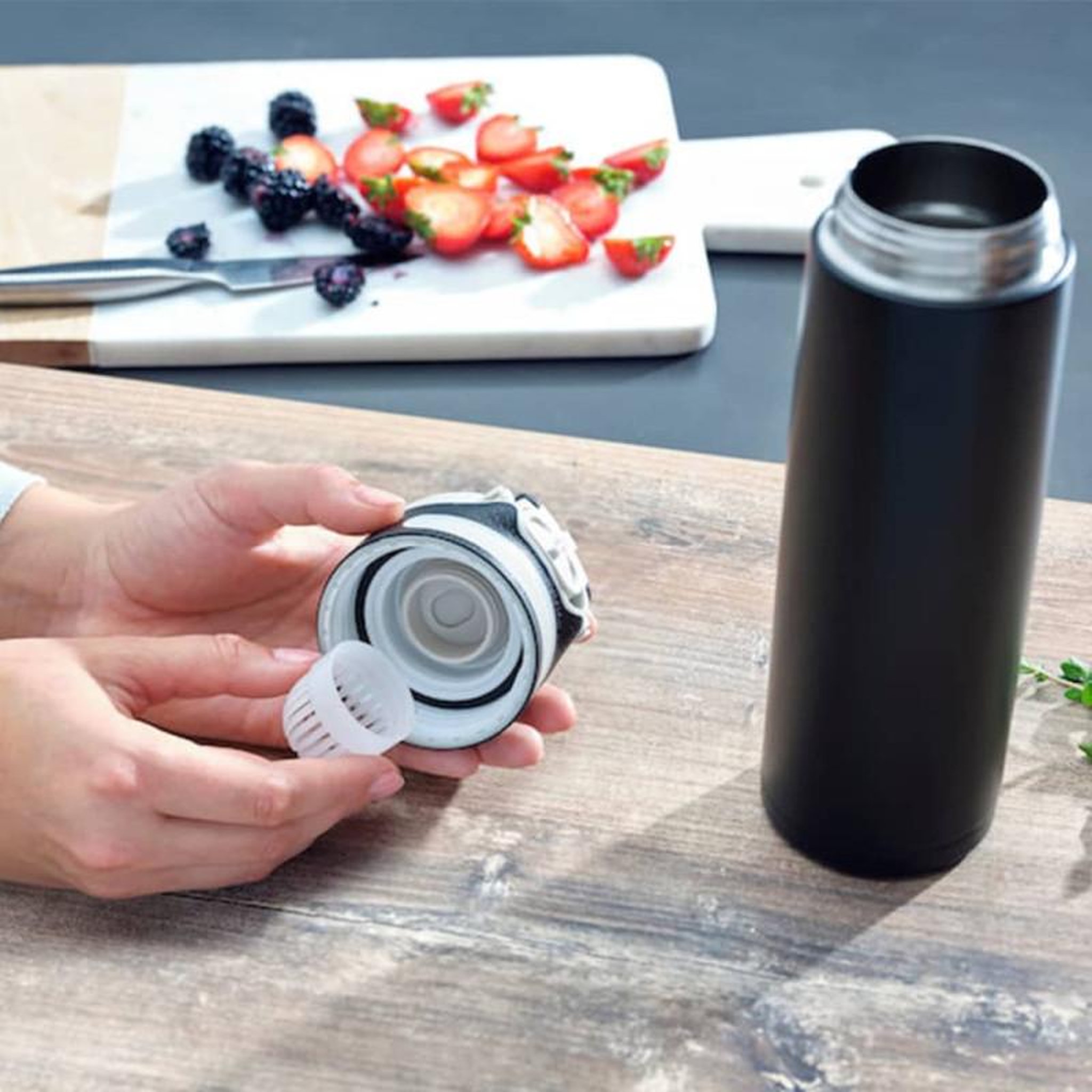 Voir la diapositive 6 : Leifheit Leifheit Bouteille thermos Flip 600 ml Noir