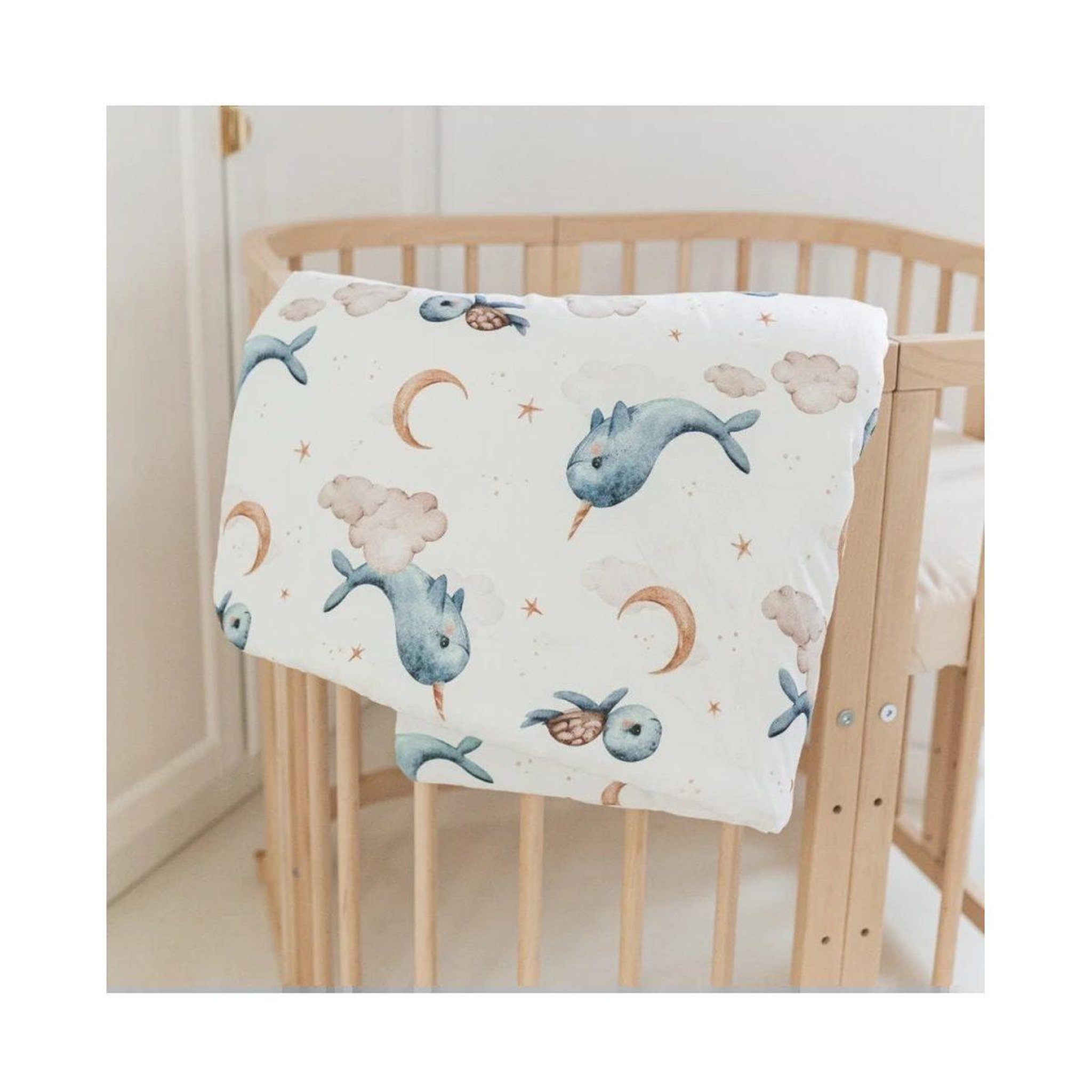 Voir la diapositive 2 : WALDIN Couette bébé 100 × 75 cm - motif baleine, blanc