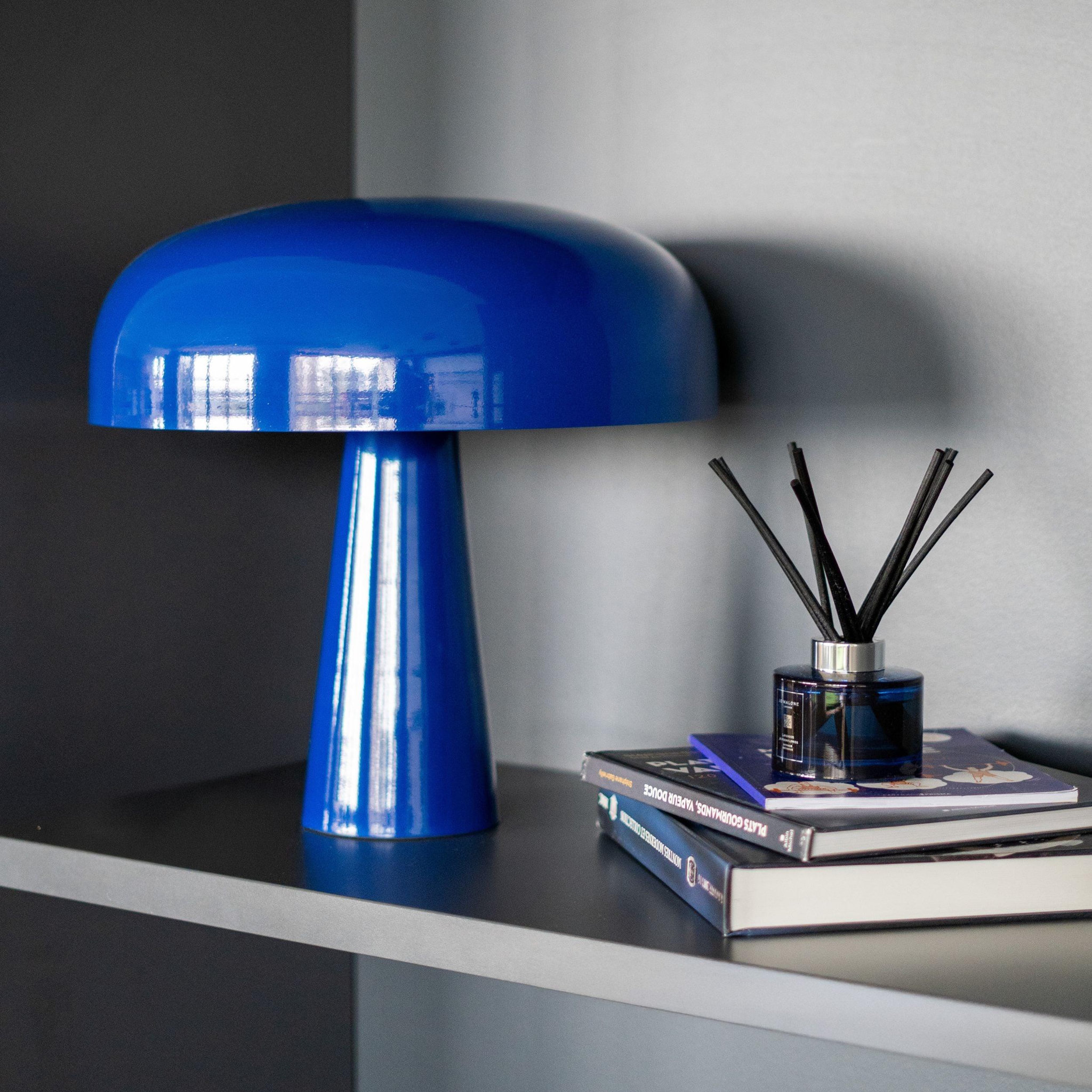 Voir la diapositive 5 : MAISON PAVANE Lampe à poser en métal bleu foncé-livia