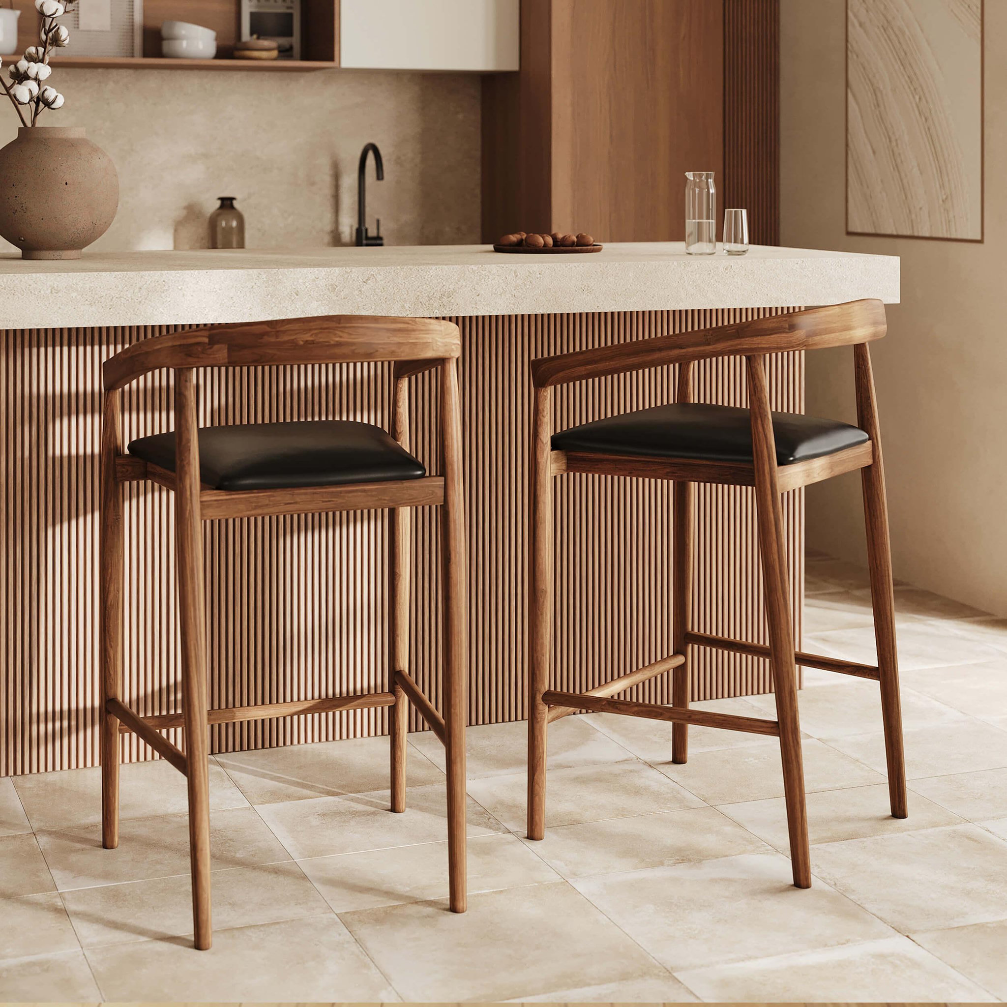 Voir la diapositive 2 : MAISON PAVANE Lot de 2 chaises de bar 77 cm en teck vernis et assise en cuir noir-bali