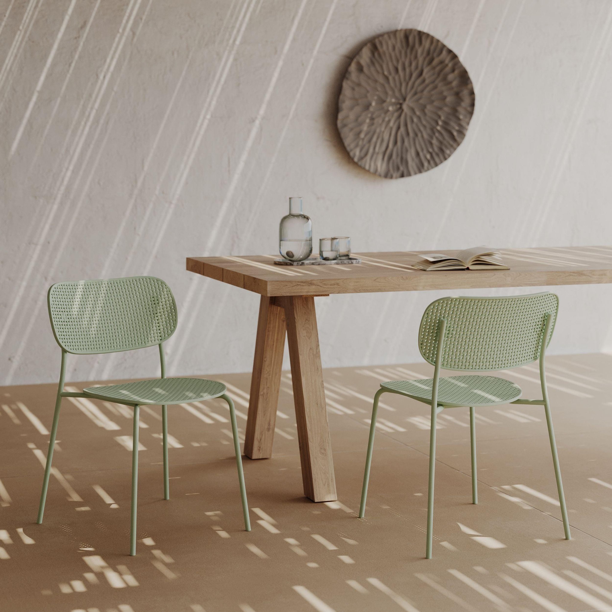 Voir la diapositive 2 : MAISON PAVANE Lot de 2 chaises de jardin empilables en plastique vert pastel-géa
