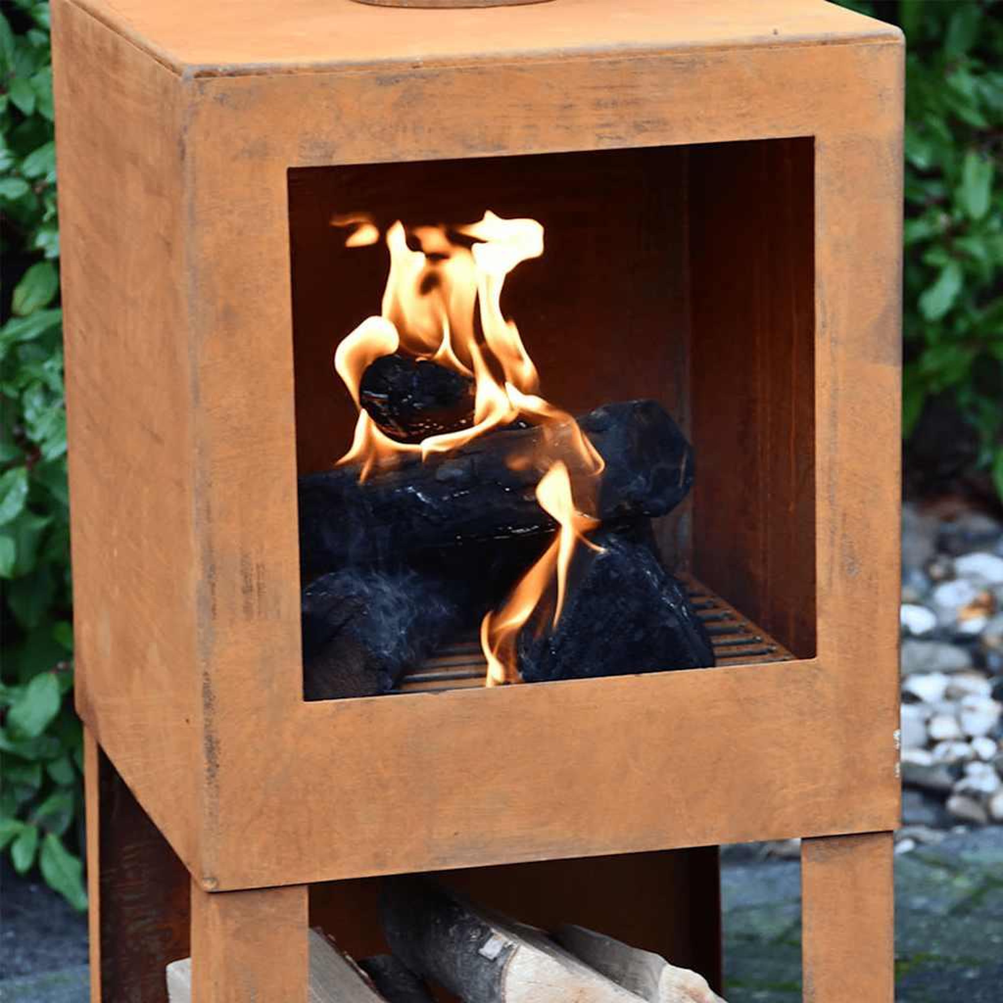 Voir la diapositive 5 : ESSCHERT DESIGN Esschert Design Cheminee d'exterieur avec rangement de bois FF298
