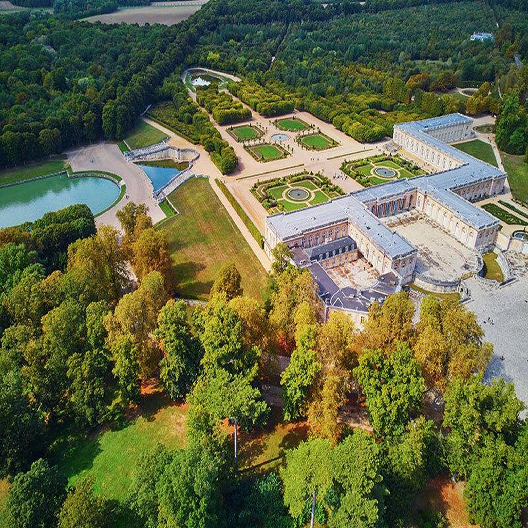 Voir la diapositive 3 : Smartbox Vol en hélicoptère de 30 min pour 2 au-dessus du château de versailles - coffret cadeau sport & aventure