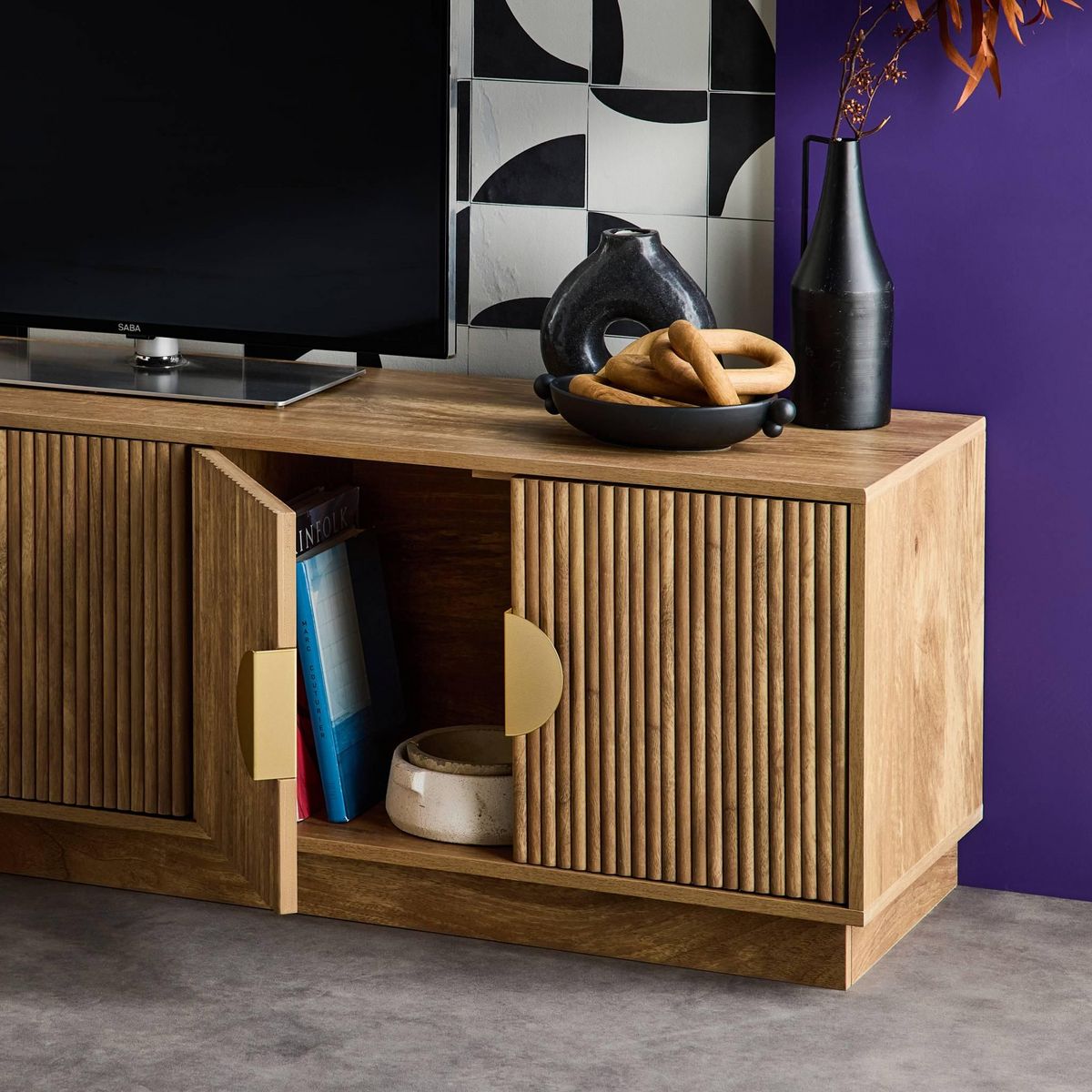 SWEEEK Meuble TV exotique 4 portes effet bois de manguier. poignées en métal doré L 140 x P 40 x H 48cm