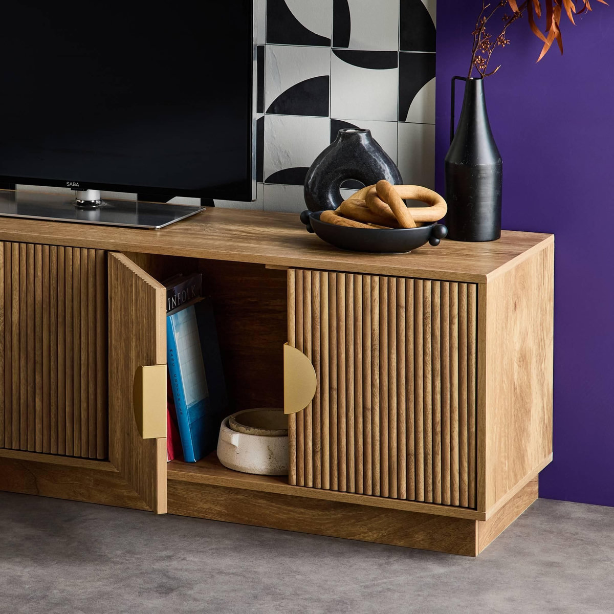 SWEEEK Meuble TV exotique 4 portes effet bois de manguier. poignées en métal doré L 140 x P 40 x H 48cm