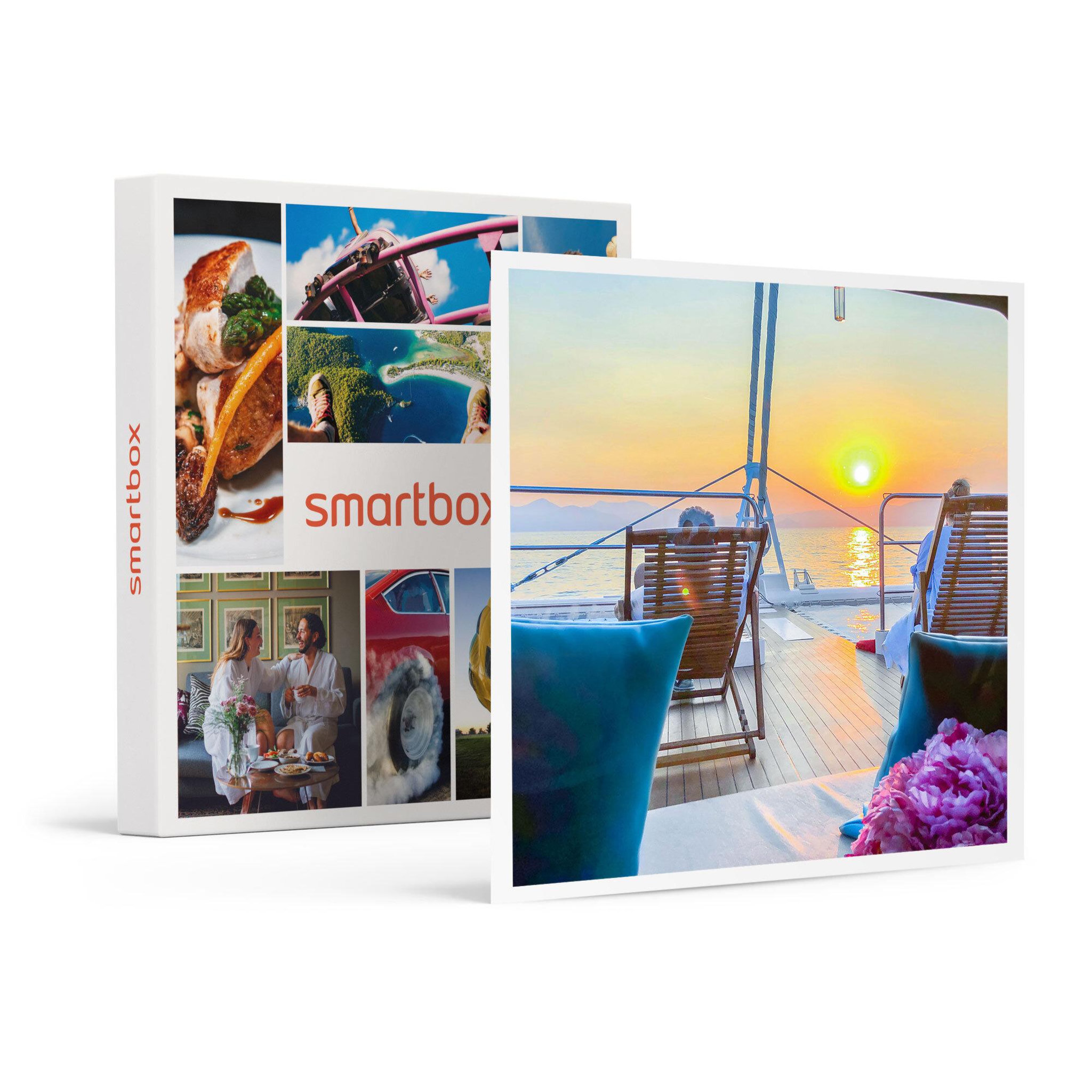 Voir la diapositive 1 : Smartbox Balade en catamaran pour 2 personnes depuis La Rochelle au coucher du soleil avec champagne - Coffret Cadeau Sport & Aventure
