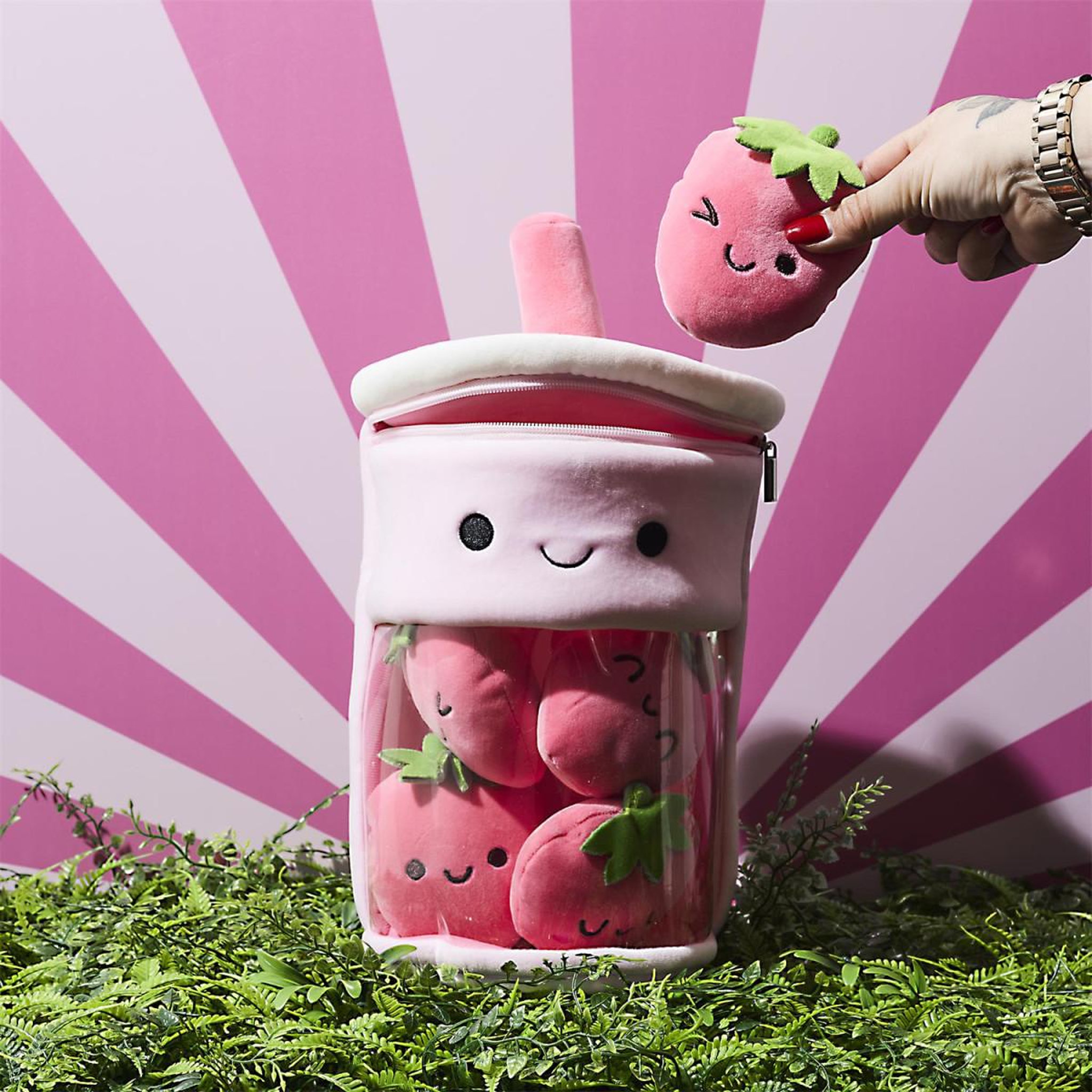 Voir la diapositive 4 : The concept Factory Peluche enfant bubble tea fraise  kawaii  27cm rose