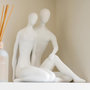 Voir la diapositive 3 : Paris Prix Statuette Couple Assis  Moderne  35cm Blanc