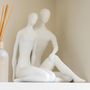 Voir la diapositive 3 : Paris Prix Statuette Couple Assis  Moderne  35cm Blanc