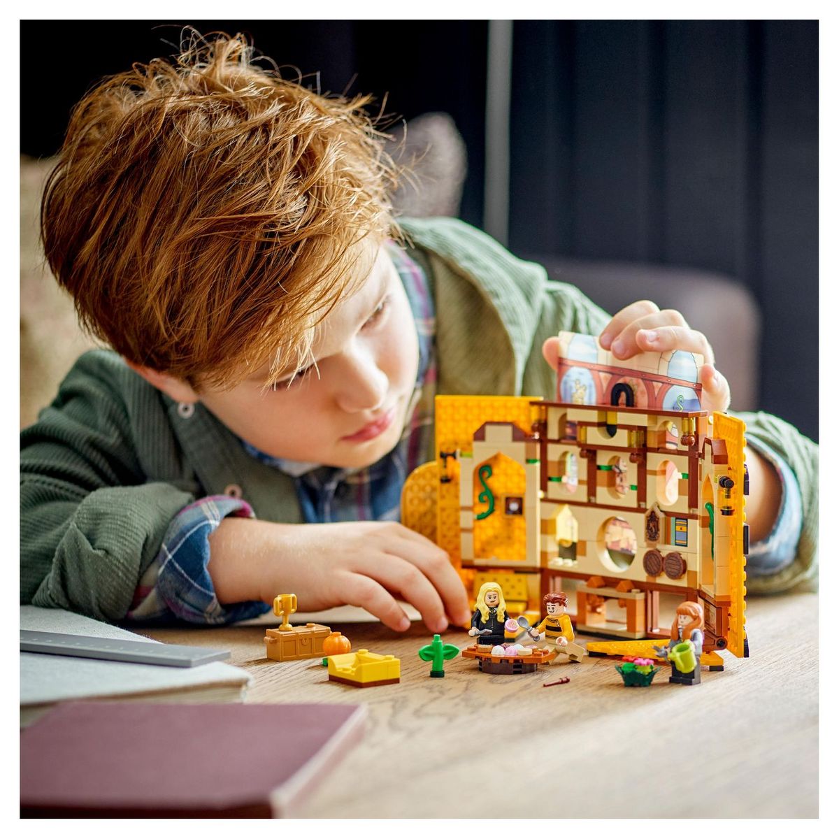 LEGO Harry Potter 76412 - Le blason de la maison Poufsouffle, Jouet avec 3 Minifigurines et Mandragore, Décoration Murale à Collectionner, Château de Poudlard