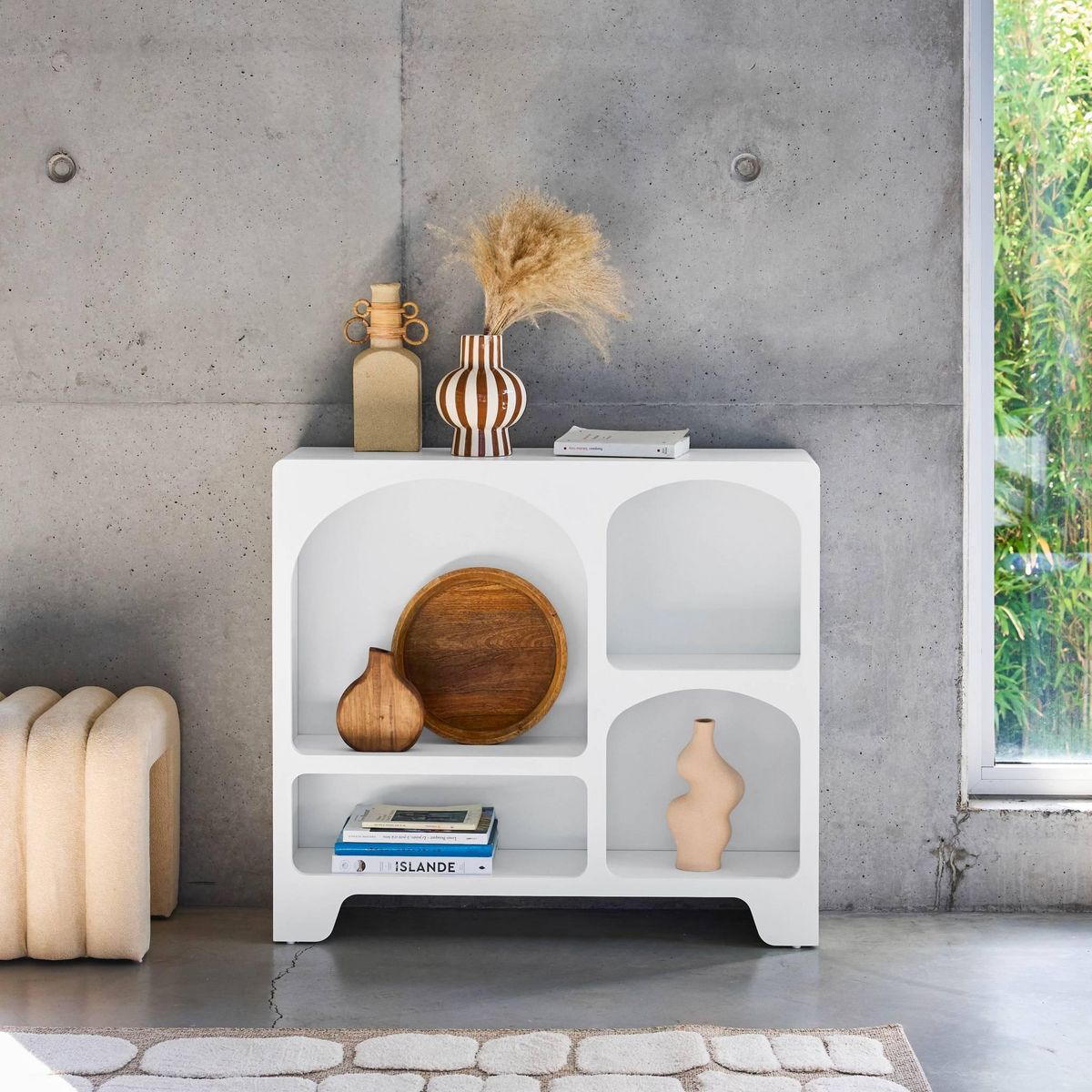 SWEEEK Buffet organique plusieurs niches 4 compartiments. buffet bas. effet bois blanc 90cm