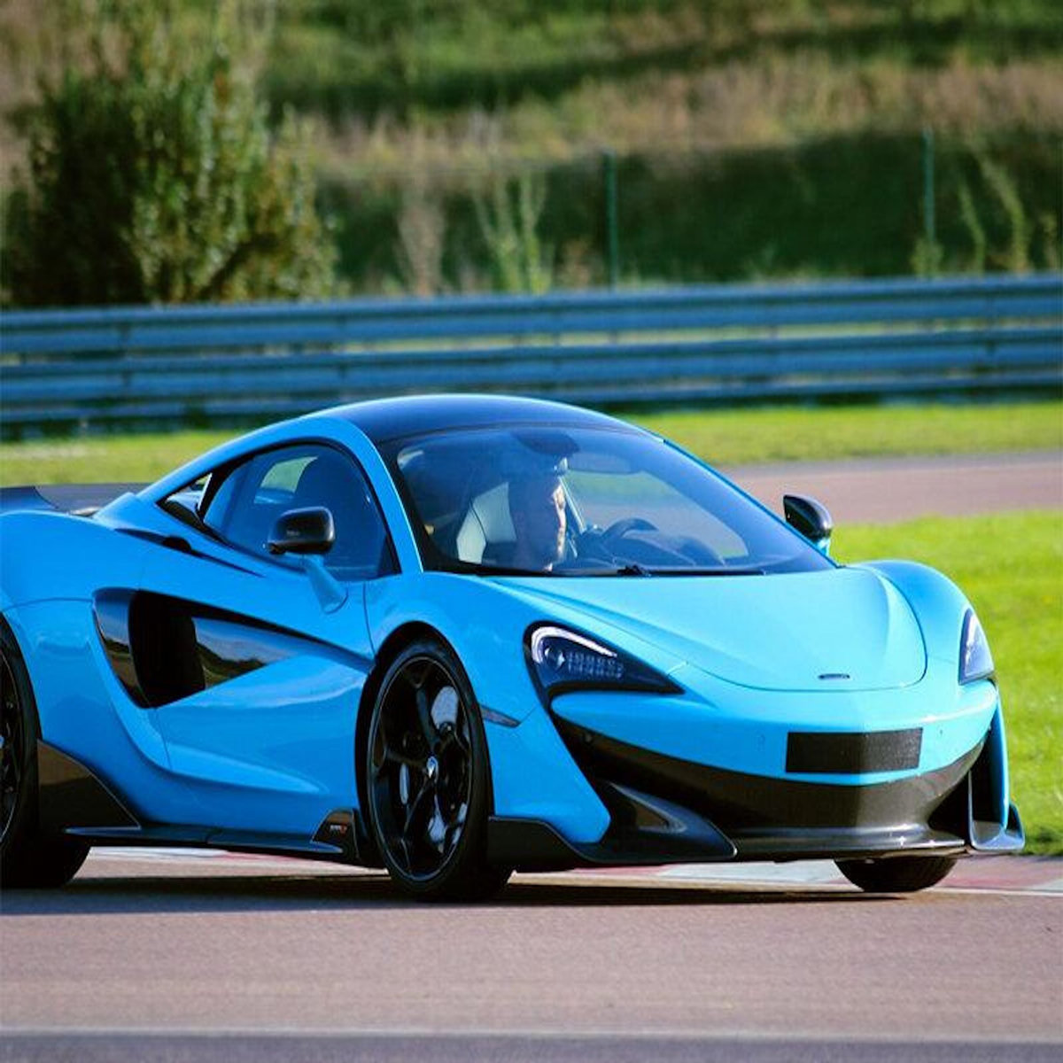 Smartbox Stage de pilotage : 3 tours sur le circuit de Haute Saintonge en McLaren 600LT - Coffret Cadeau Sport & Aventure