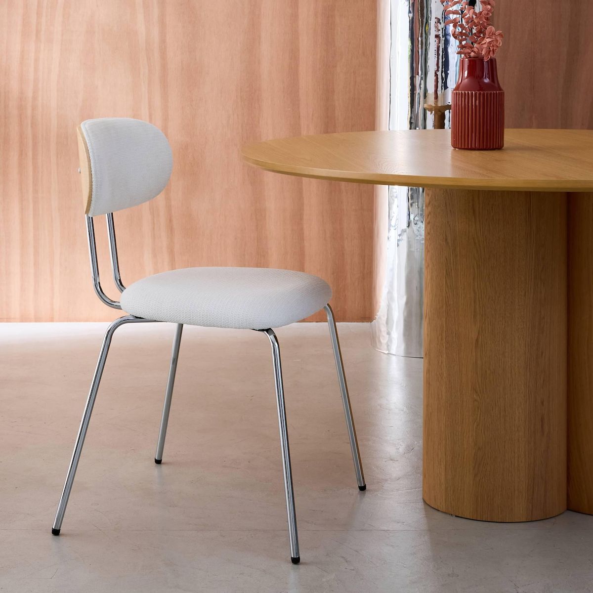 SWEEEK 2 chaises décor bois courbé teinté chêne et tissu déperlant blanc. pieds métal chromé - L 45 x P 55 x H 80cm - Erin