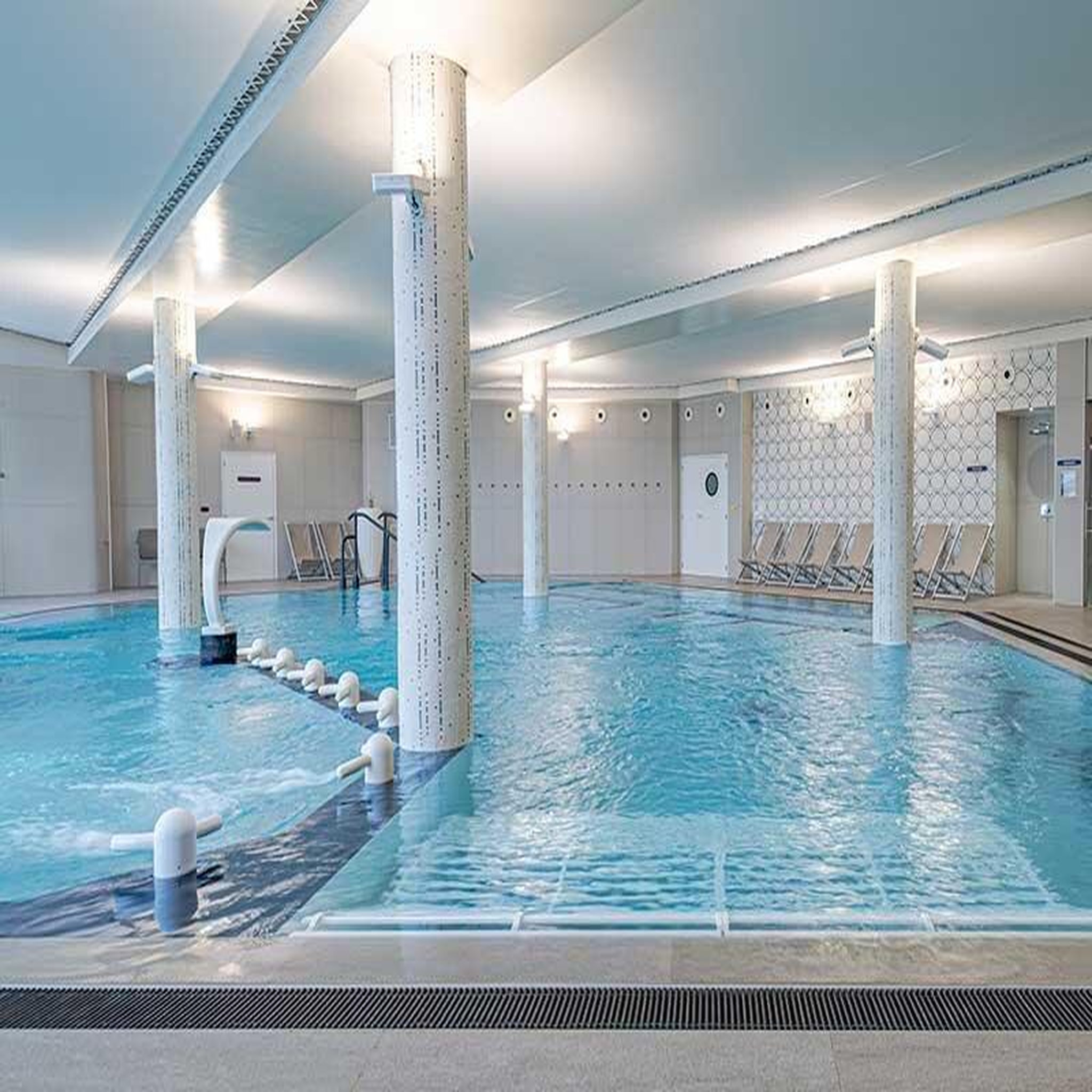 Voir la diapositive 6 : Smartbox Thalazur royan 4* : 2 jours avec vue mer, dîner en 3 plats et accès à l'espace spa marin - coffret cadeau séjour