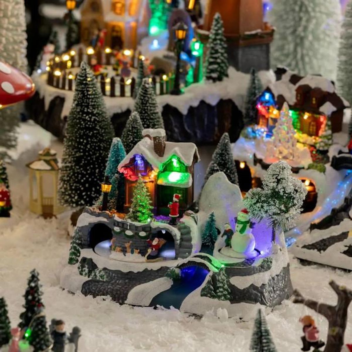 FEERIC LIGHT & CHRISTMAS Village de Noel enneigé avec le Père Noel - Hauteur 23,8 cm - Marron, blanc et bleu