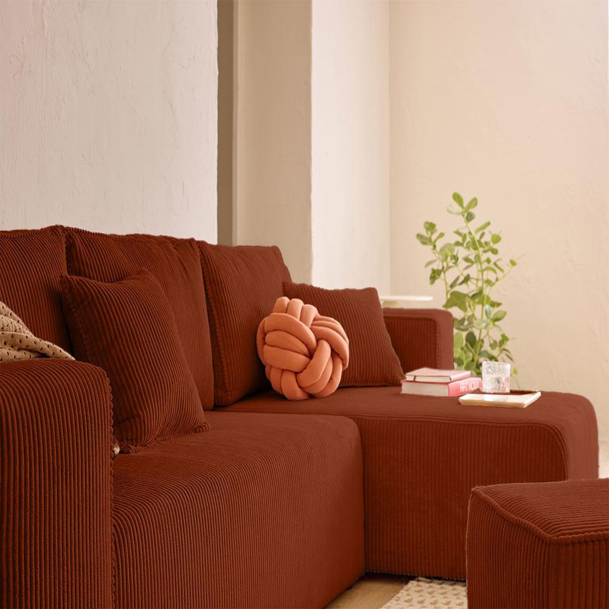 Voir la diapositive 6 : BEST MOBILIER Topaze - canapé d'angle réversible 4 places - convertible avec coffre, tablette et poufs - en velours côtelé