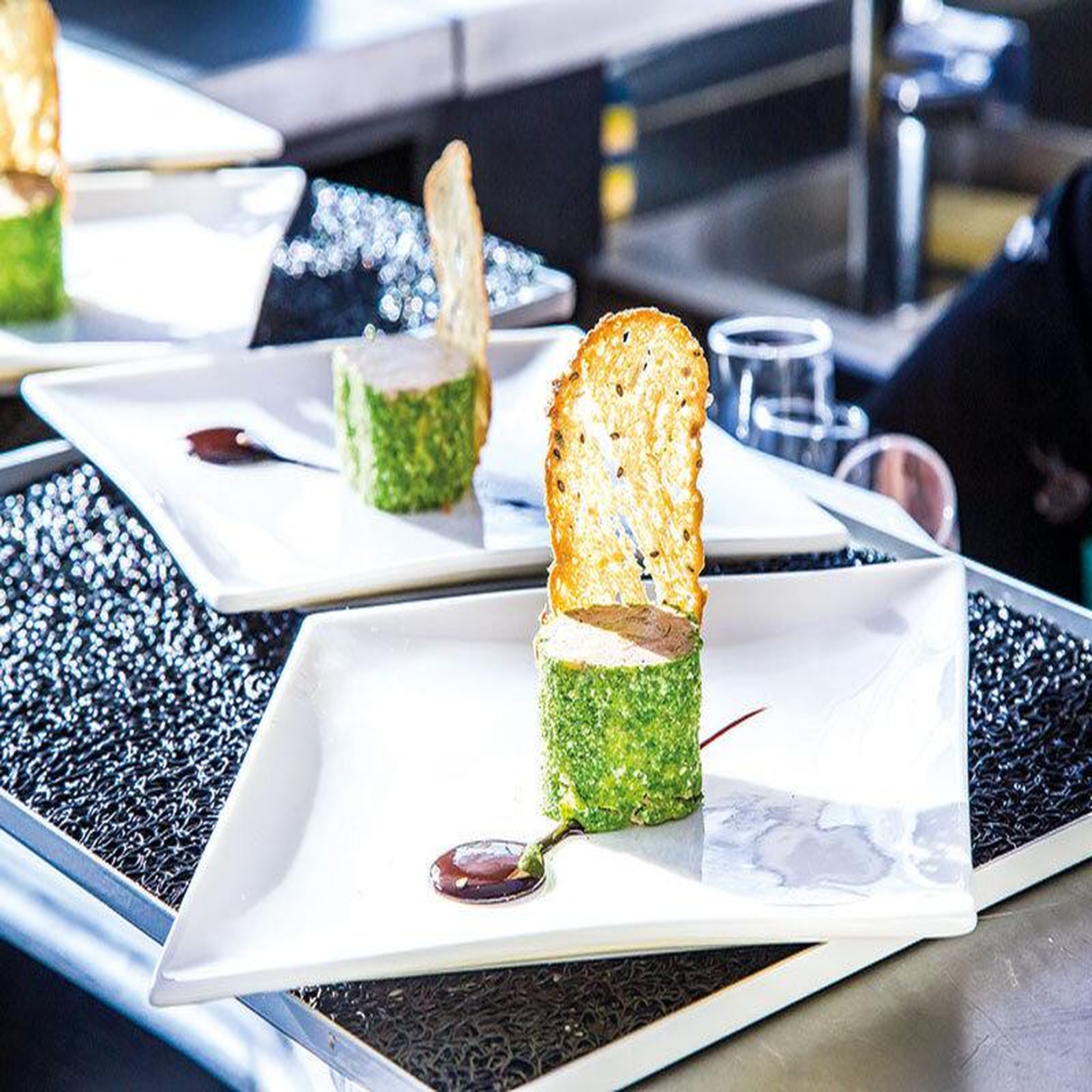 Voir la diapositive 5 : Smartbox Dîner insolite 3 plats avec visite de paris dans le bus à impériale le champs-élysées - coffret cadeau gastronomie