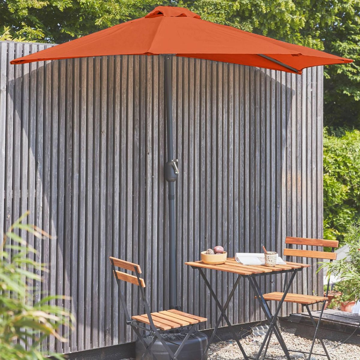 SWEEEK Parasol de balcon Ø250cm  – CALVI – Demi-parasol droit, mât central en aluminium avec manivelle d'ouverture