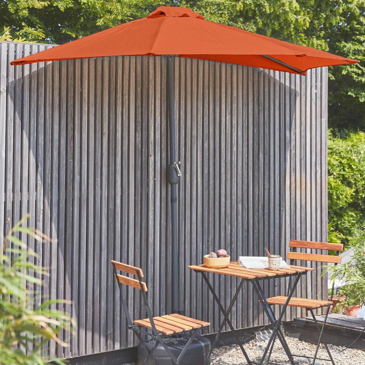 SWEEEK Parasol de balcon Ø250cm  – CALVI – Demi-parasol droit, mât central en aluminium avec manivelle d'ouverture