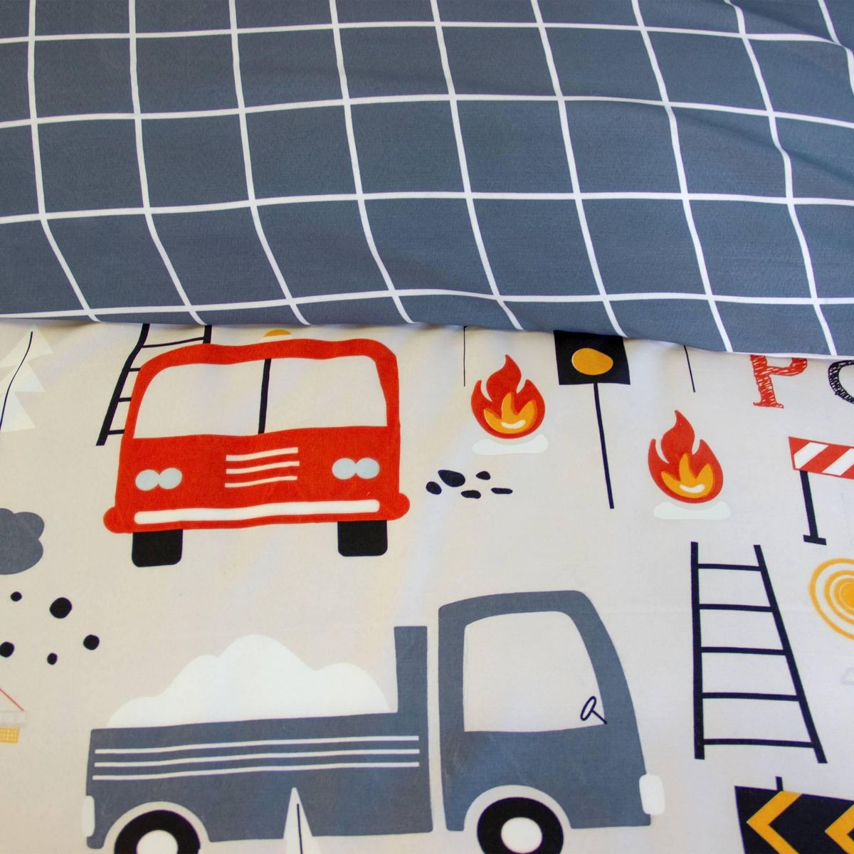 SWEEEK Parure de lit réversible PINPON 1 place imprimé thème pompier en microfibre. 140 x 200cm. 1 housse de couette. 1 taie d'oreiller