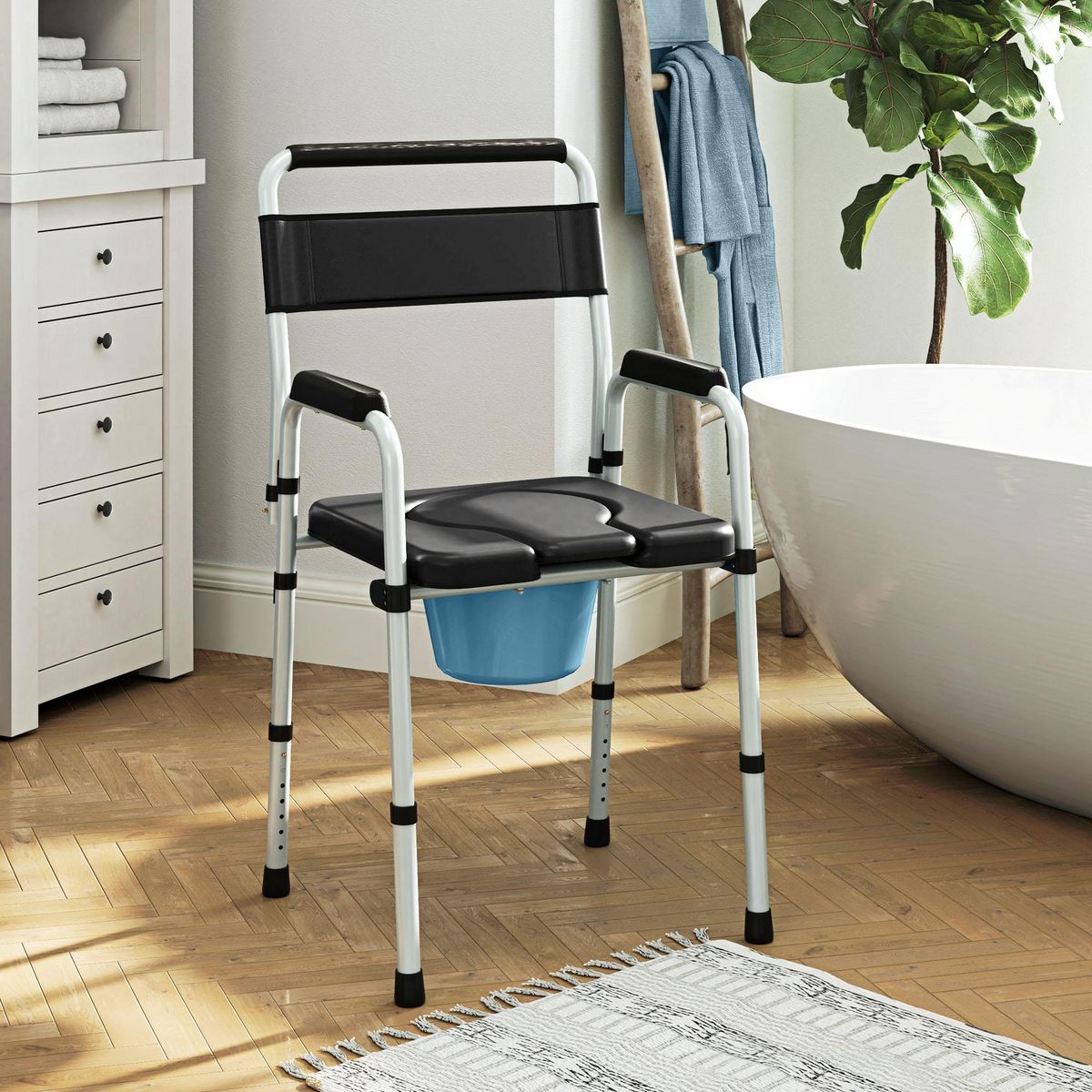 HOMCOM Chaise percée toilette pliable hauteur réglable - seau amovible - siège, accoudoirs rembourrés - max. 150 Kg - acier gris noir