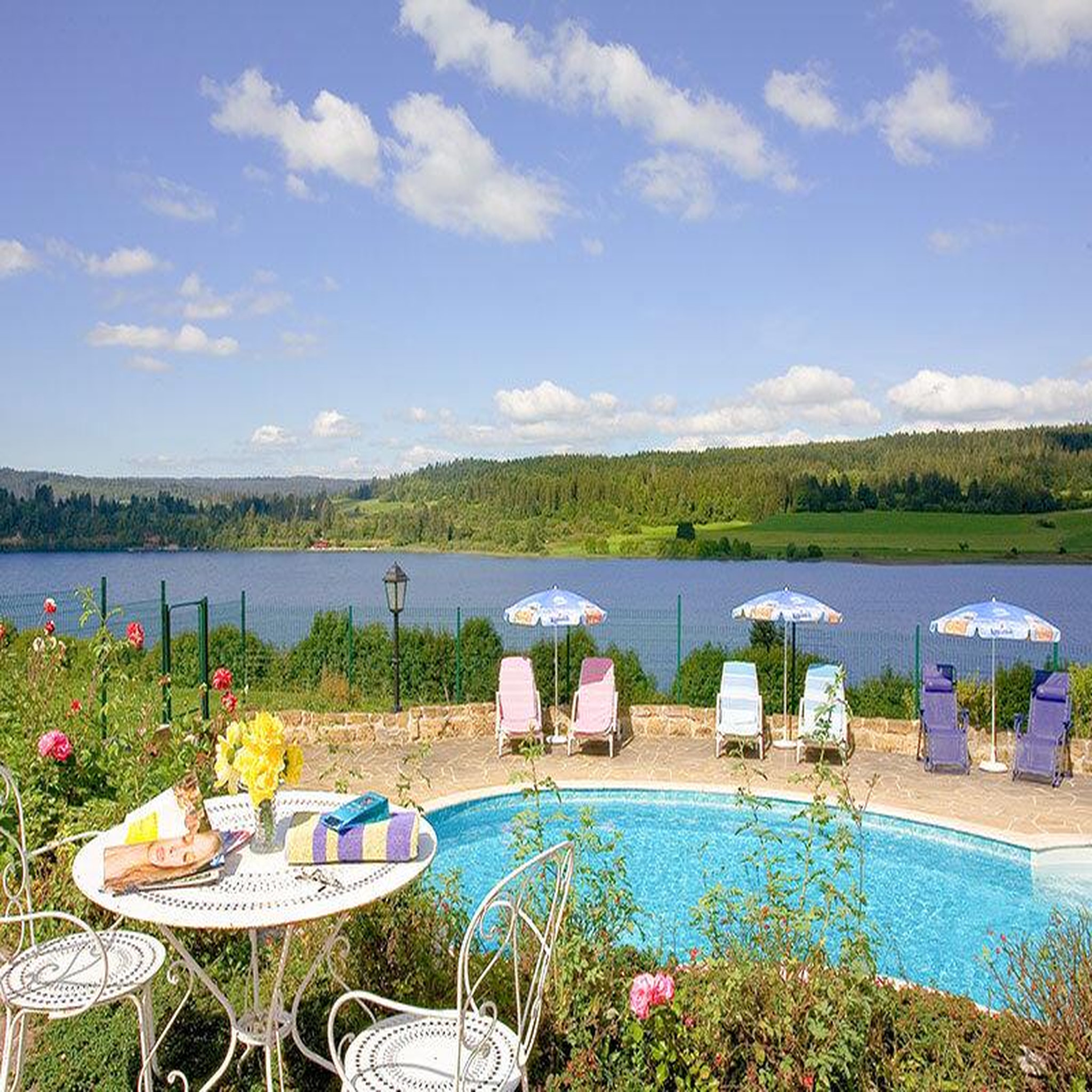 Voir la diapositive 4 : Smartbox 2 jours en famille en hôtel 3* avec vue sur le lac à la frontière suisse - coffret cadeau séjour