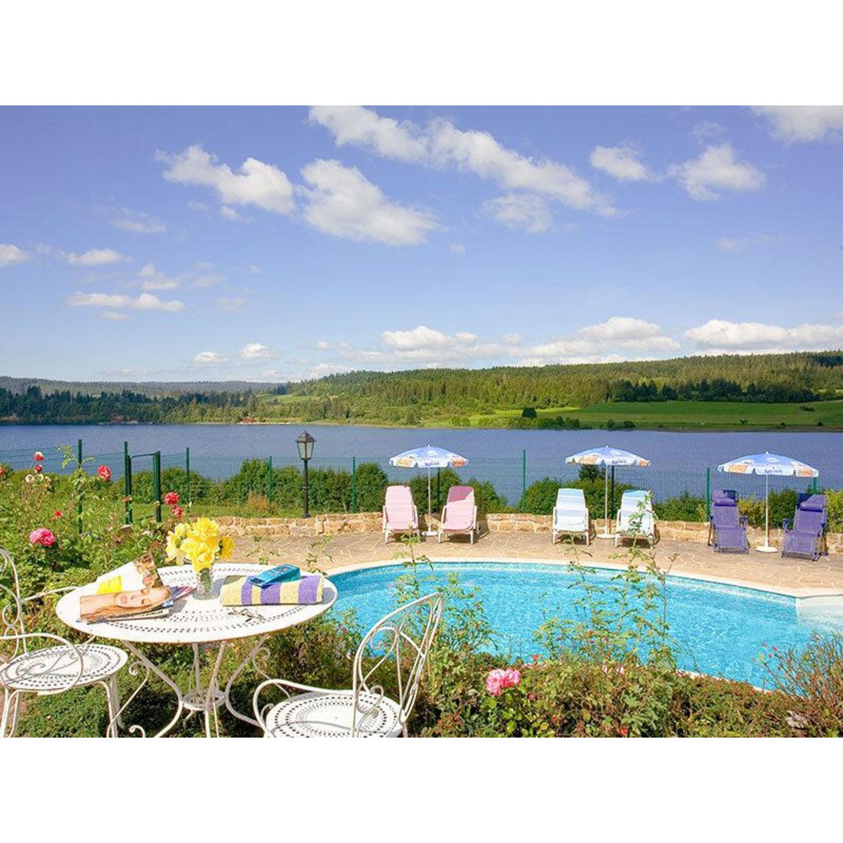 Smartbox 2 jours en famille en hôtel 3* avec vue sur le lac à la frontière suisse - Coffret Cadeau Séjour