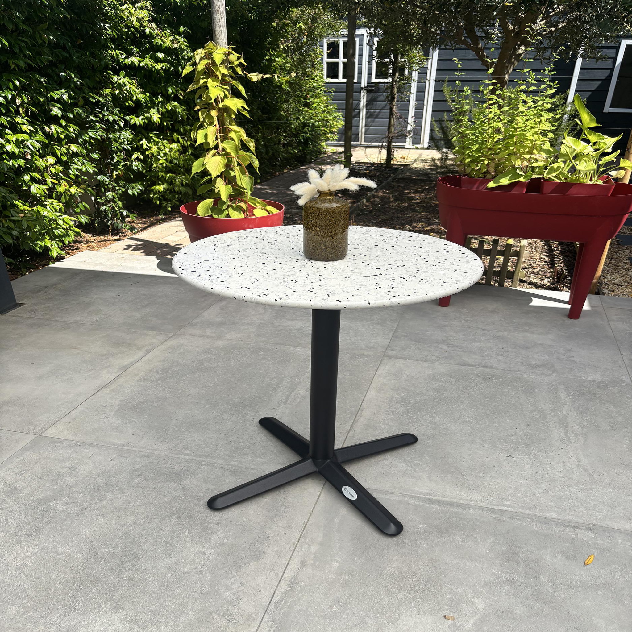 Voir la diapositive 6 : DCB GARDEN Ensemble repas de jardin en acier et plateau rond terrazzo (2 places)