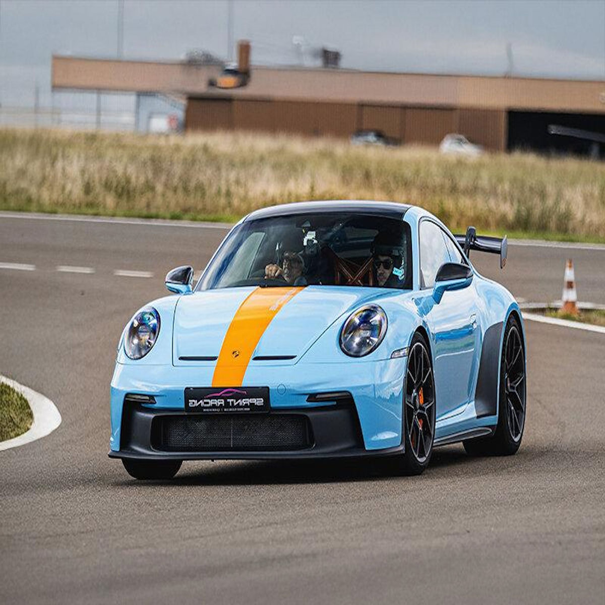 Smartbox Stage de pilotage multivolant : 2 tours en Porsche Cayenne et 2 tours en Porsche 992 GT3 sur le circuit du Var - Coffret Cadeau Sport & Aventure