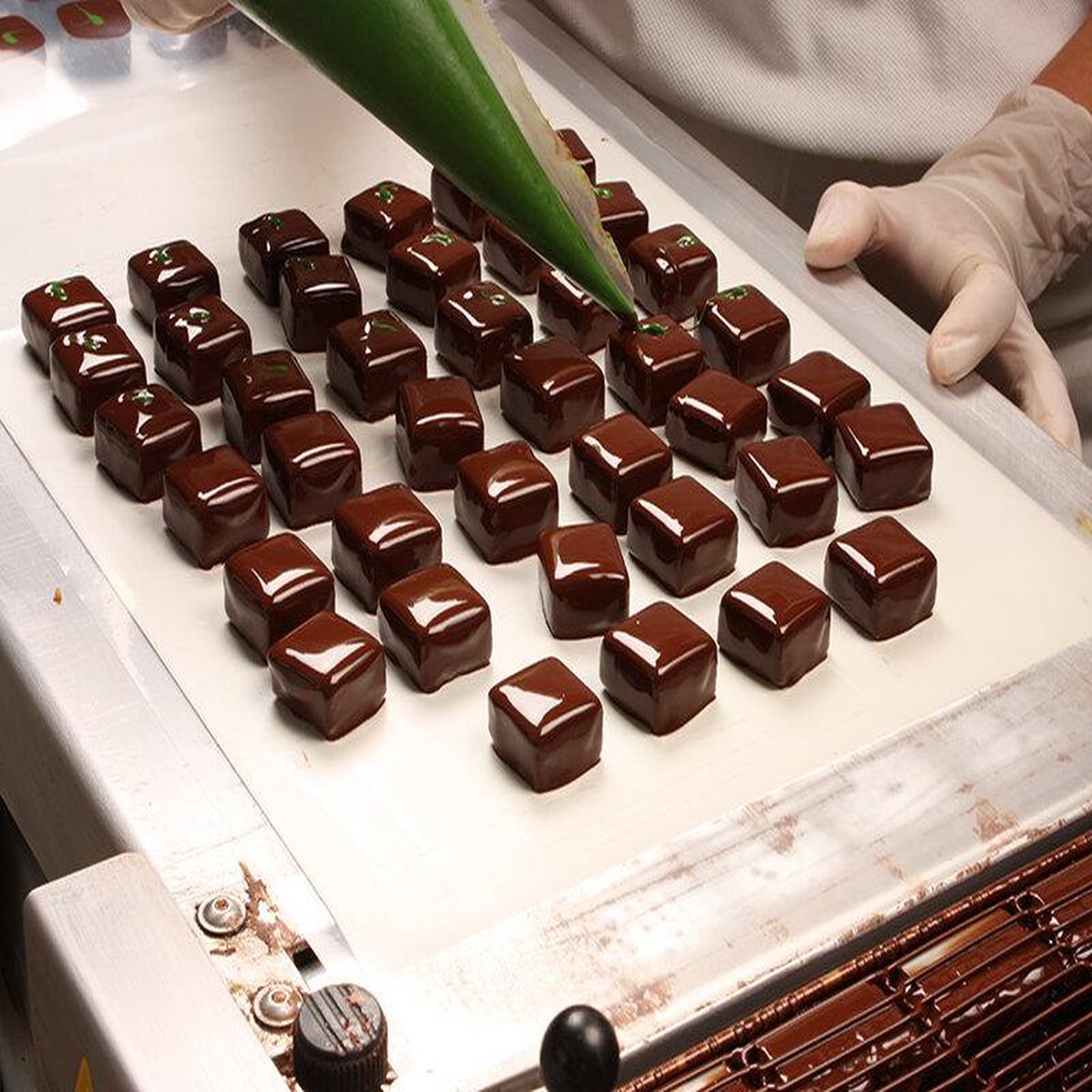 Voir la diapositive 2 : Smartbox Ballotin de 24 chocolats artisanaux à déguster à la maison - coffret cadeau gastronomie