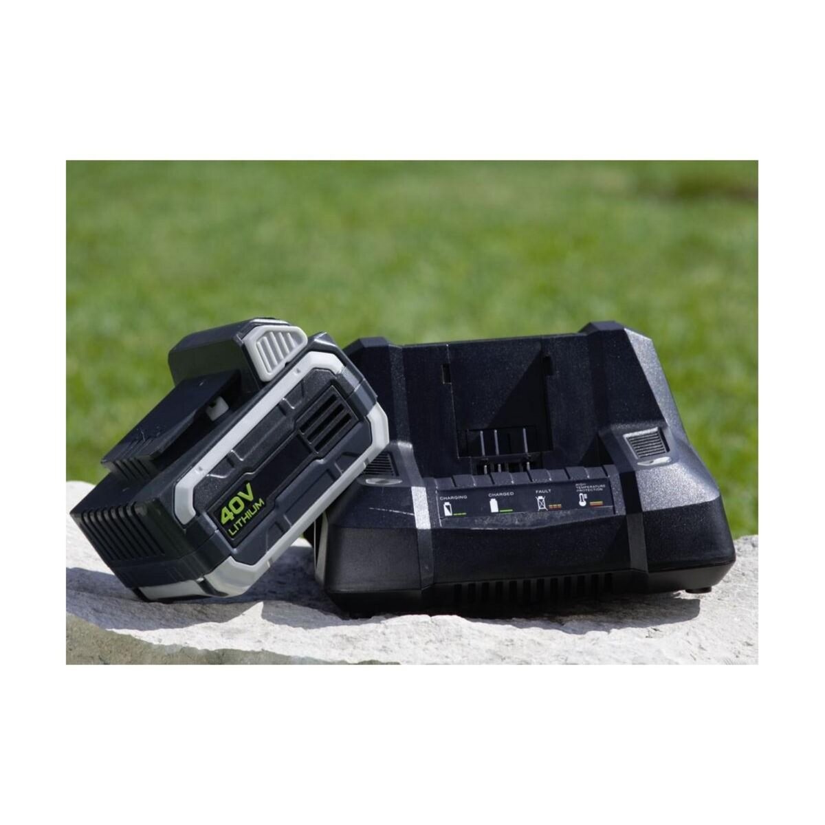 Ikra Taille Haie sur perche télescopique 40V - Lame de 43cm -Batterie Lithium 2,5Ah + Chargeur Led 40V - Sangle d'épaule IKRA